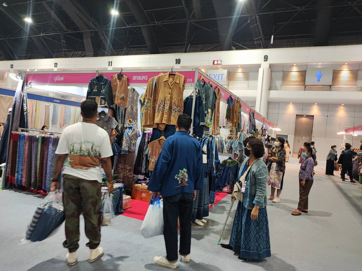 จังหวัดสกลนคร : ส่งเสริมสนับสนุนกลุ่มผู้ผลิต/ผู้ประกอบการ OTOP เข้าร่วมจัดแสดงและจำหน่ายผลิตภัณฑ์ เพื่อเพิ่มรายได้ ในงาน OTOP City 2022