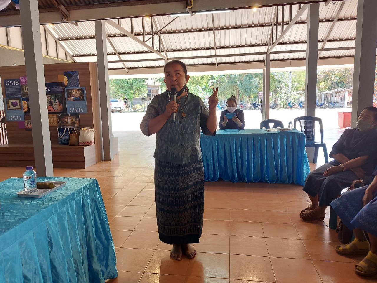 กรมการพัฒนาชุมชน กระทรวงมหาดไทย : ดำเนินงานโครงการสืบสานภูมิปัญญา การทอผ้าและถอดองค์ความรู้สำคัญเกี่ยวกับการพัฒนาผ้าไหมไทย ในเขตพื้นที่จังหวัดสกลนคร