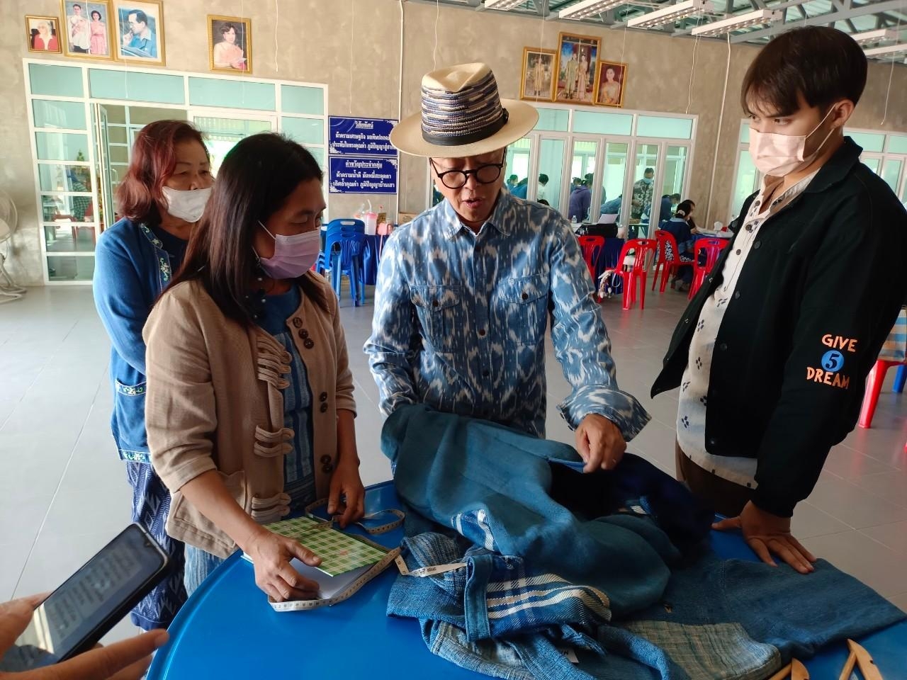 กรมการพัฒนาชุมชน กระทรวงมหาดไทย : ดำเนินงานโครงการพัฒนารูปแบบผลิตภัณฑ์ผ้าบ้านดอนกอย “ดอนกอยโมเดล” สู่ตลาดสากล