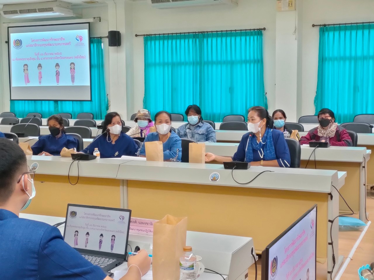 จังหวัดสกลนคร : อบรมพัฒนาทักษะอาชีพแก่สมาชิกกองทุนพัฒนาบทบาทสตรีเพื่อให้เกิดการแลกเปลี่ยนเรียนรู้และสร้างเครือข่ายในการประกอบอาชีพที่สำเร็จ ตามโครงการพัฒนาทักษะอาชีพแก่สมาชิกกองทุนพัฒนาบทบาทสตรี ประจำปี 2566