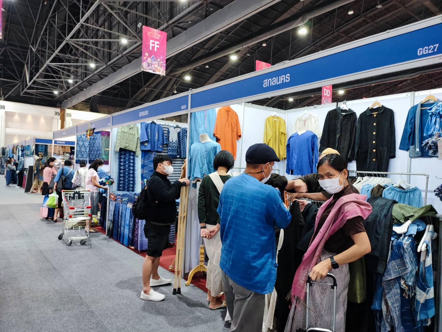 จังหวัดสกลนคร : ส่งเสริมสนับสนุนกลุ่มผู้ผลิต/ผู้ประกอบการ OTOP เข้าร่วมจัดแสดงและจำหน่ายผลิตภัณฑ์ เพื่อเพิ่มรายได้ ในงาน OTOP City 2022