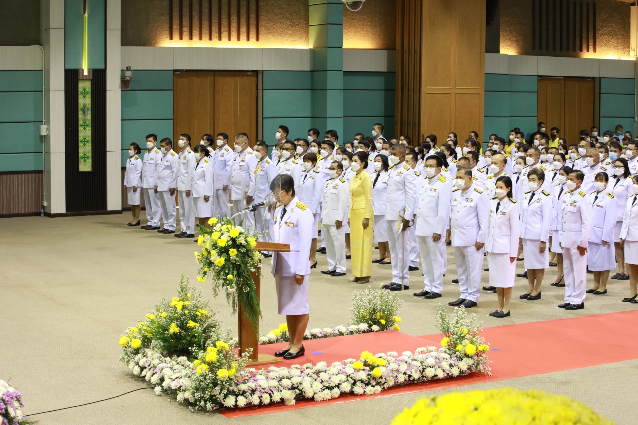จังหวัดสกลนคร : จัดพิธีวางพานพุ่มดอกไม้และถวายบังคม เนื่องในวันพ่อแห่งชาติ