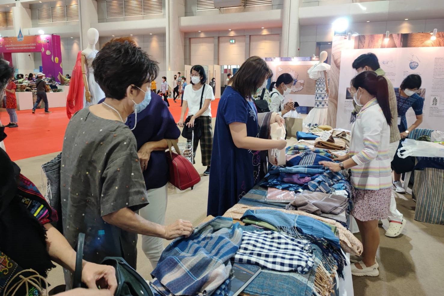 จังหวัดสกลนคร : ส่งเสริมสนับสนุนกลุ่มผู้ผลิต/ผู้ประกอบการ OTOP เข้าร่วมจัดแสดงและจำหน่ายผลิตภัณฑ์ เพื่อเพิ่มรายได้ ในงาน OTOP City 2022