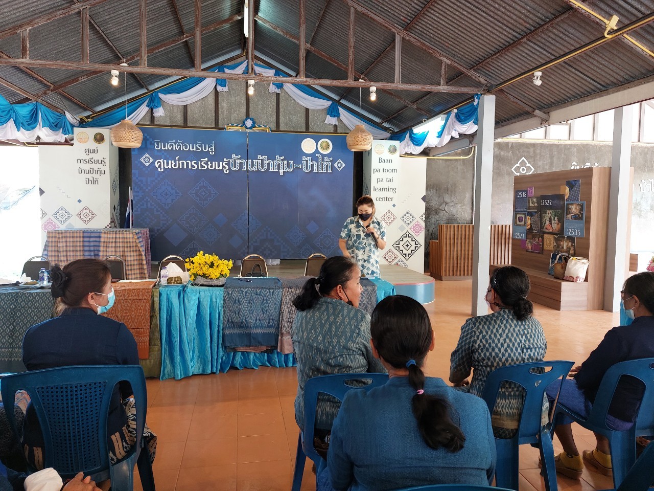 กรมการพัฒนาชุมชน กระทรวงมหาดไทย : ดำเนินงานโครงการสืบสานภูมิปัญญา การทอผ้าและถอดองค์ความรู้สำคัญเกี่ยวกับการพัฒนาผ้าไหมไทย ในเขตพื้นที่จังหวัดสกลนคร