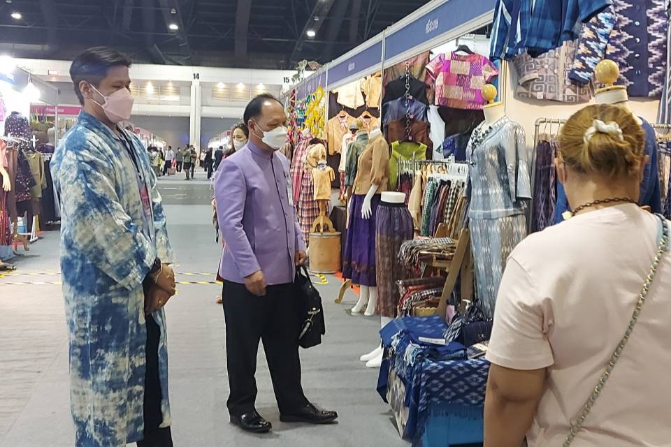 พัฒนาการจังหวัดสกลนคร : เยี่ยมให้กำลังผู้ผลิต ผู้ประกอบการ OTOP ในงาน OTOP City 2022