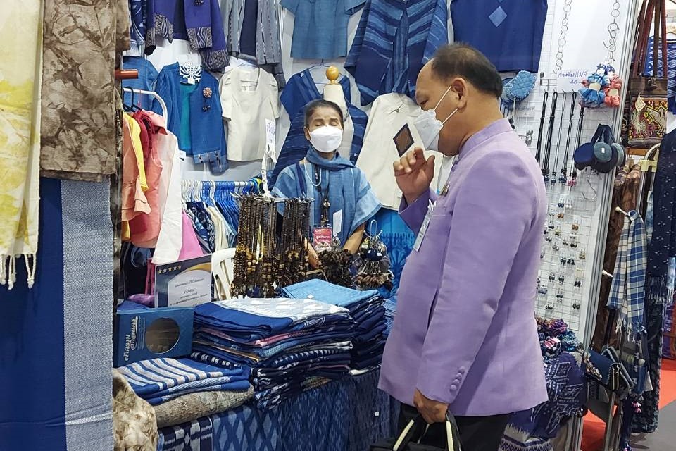 พัฒนาการจังหวัดสกลนคร : เยี่ยมให้กำลังผู้ผลิต ผู้ประกอบการ OTOP ในงาน OTOP City 2022