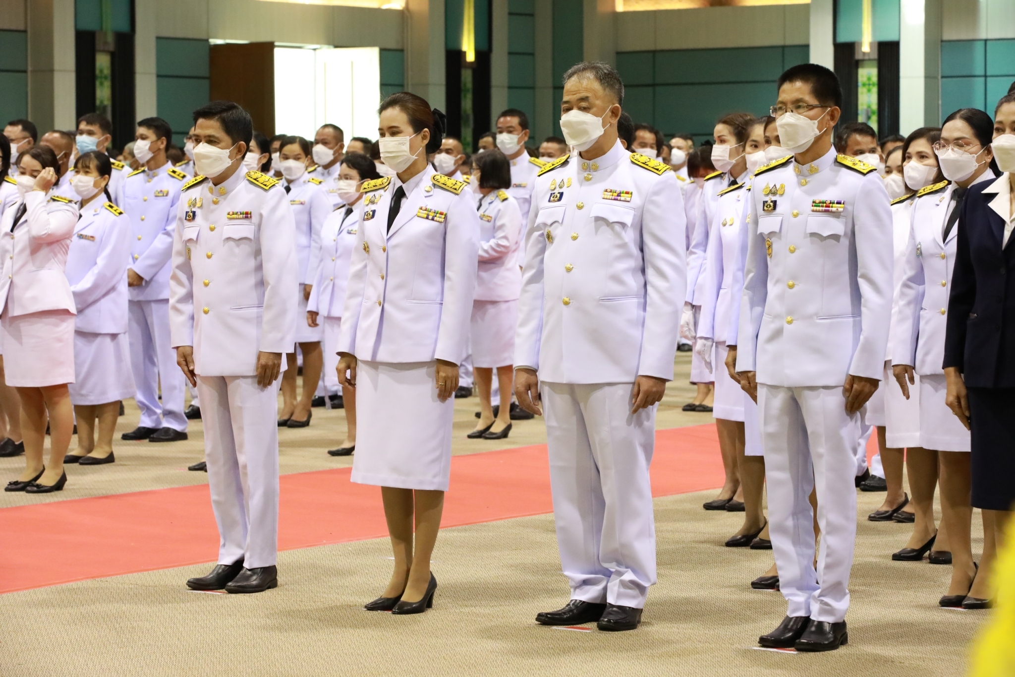 จังหวัดสกลนคร : จัดพิธีวางพานพุ่มดอกไม้และถวายบังคม เนื่องในวันพ่อแห่งชาติ