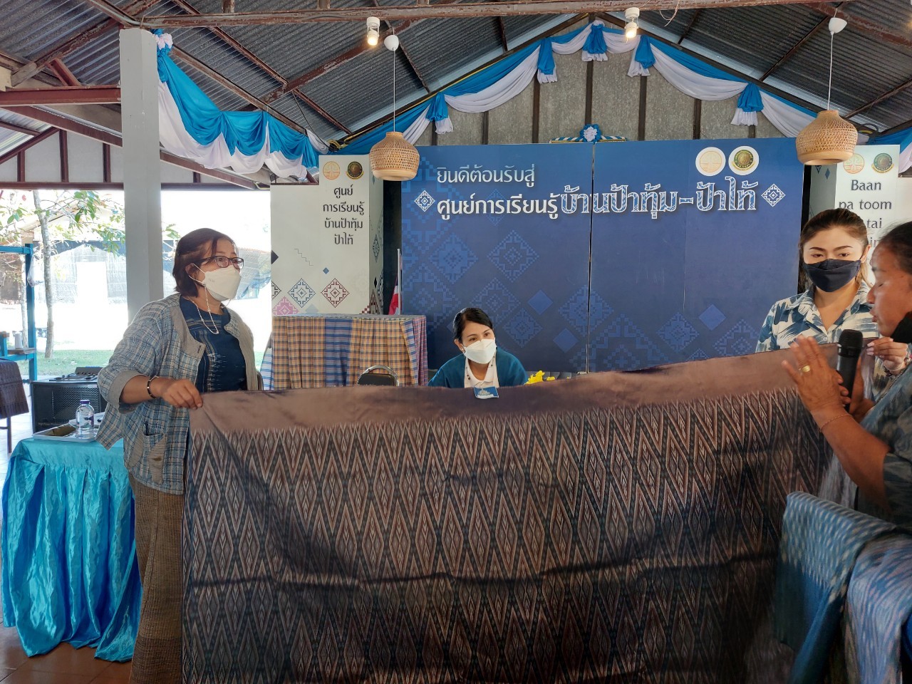 กรมการพัฒนาชุมชน กระทรวงมหาดไทย : ดำเนินงานโครงการสืบสานภูมิปัญญา การทอผ้าและถอดองค์ความรู้สำคัญเกี่ยวกับการพัฒนาผ้าไหมไทย ในเขตพื้นที่จังหวัดสกลนคร