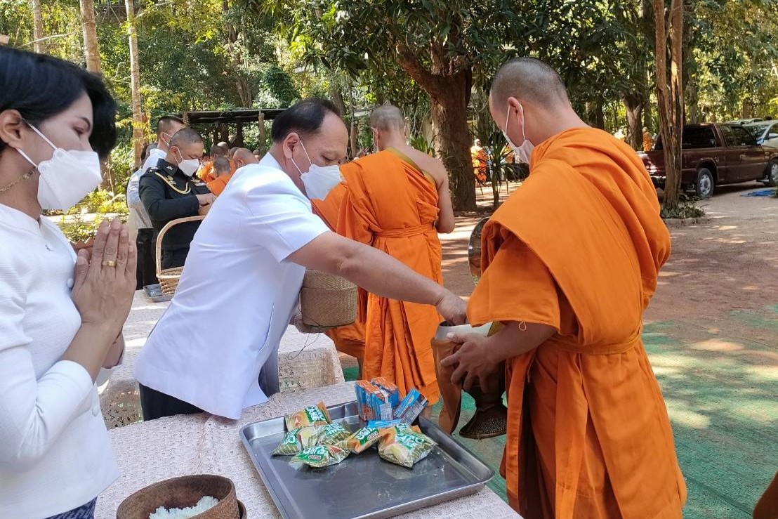 ผู้ตรวจราชการกรม กรมการพัฒนาชุมชน กระทรวงมหาดไทย : ร่วมพิธีทำบุญตักบาตรและถวายภัตตาหารเพล แด่พระนวกะที่บรรพชาอุปสมบท ถวายพระพรชัยมงคลแด่สมเด็จพระเจ้าลูกเธอ เจ้าฟ้าพัชรกิติยาภา นเรนทิราเทพยวดี กรมหลวง ราชสาริณีสิริพัชร มหาวัชรราชธิดา