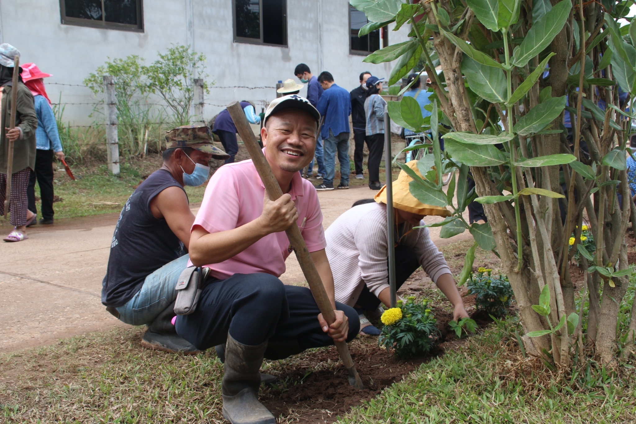 ผู้ตรวจราชการกรม กรมการพัฒนาชุมชน กระทรวงมหาดไทย  : ร่วมจัดกิจกรรม เอามื้อสามัคคี ปรับปรุงภูมิทัศน์บริเวณหมู่บ้าน บ้านหนองแข้ หมู่ที่ 5 ตำบลตองโขบ อำเภอโคกศรีสุพรรณ จังหวัดสกลนคร