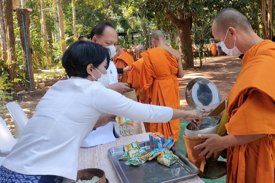 ผู้ตรวจราชการกรม กรมการพัฒนาชุมชน กระทรวงมหาดไทย : ร่วมพิธีทำบุญตักบาตรและถวายภัตตาหารเพล แด่พระนวกะที่บรรพชาอุปสมบท ถวายพระพรชัยมงคลแด่สมเด็จพระเจ้าลูกเธอ เจ้าฟ้าพัชรกิติยาภา นเรนทิราเทพยวดี กรมหลวง ราชสาริณีสิริพัชร มหาวัชรราชธิดา