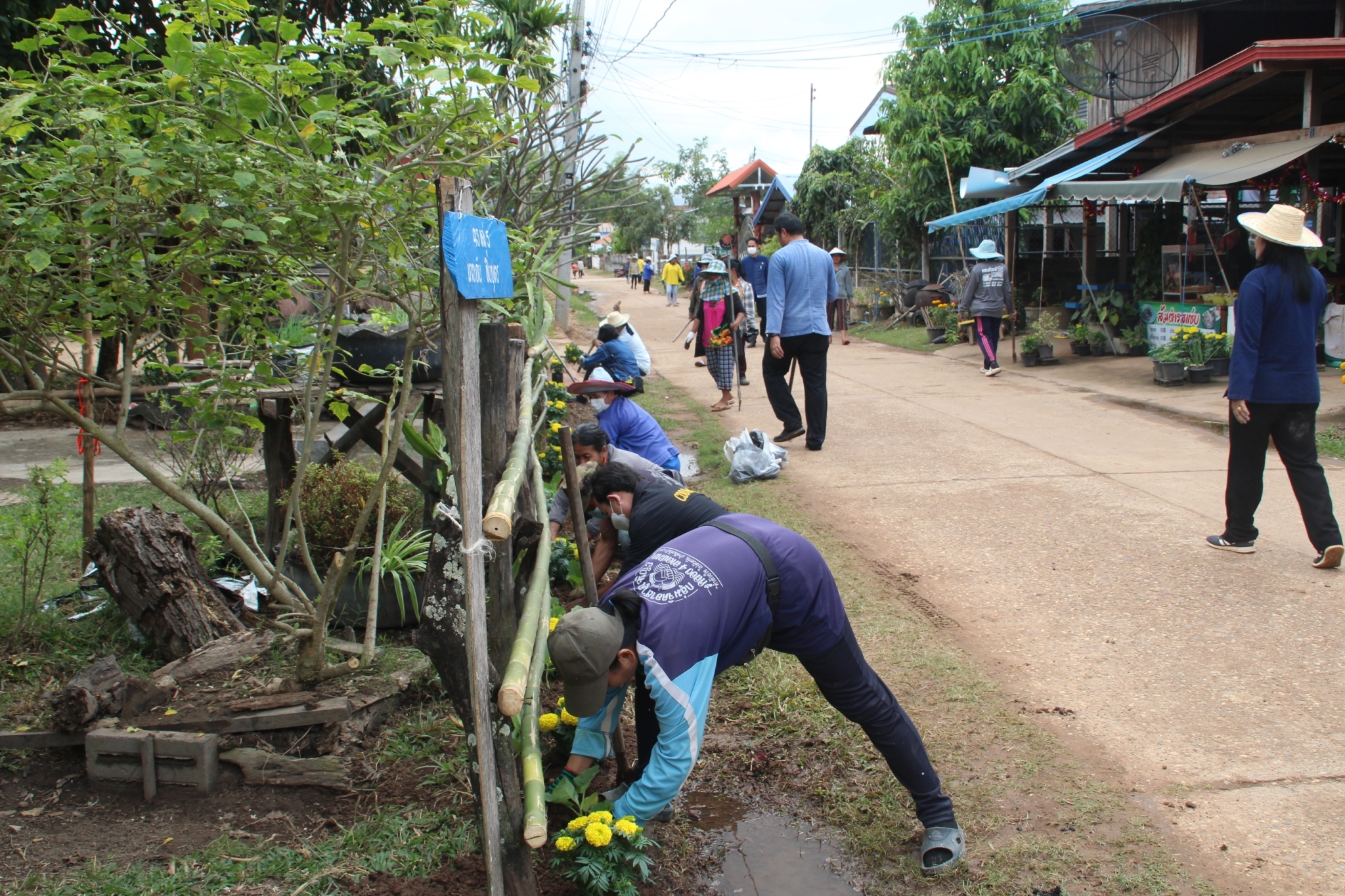 ผู้ตรวจราชการกรม กรมการพัฒนาชุมชน กระทรวงมหาดไทย  : ร่วมจัดกิจกรรม เอามื้อสามัคคี ปรับปรุงภูมิทัศน์บริเวณหมู่บ้าน บ้านหนองแข้ หมู่ที่ 5 ตำบลตองโขบ อำเภอโคกศรีสุพรรณ จังหวัดสกลนคร