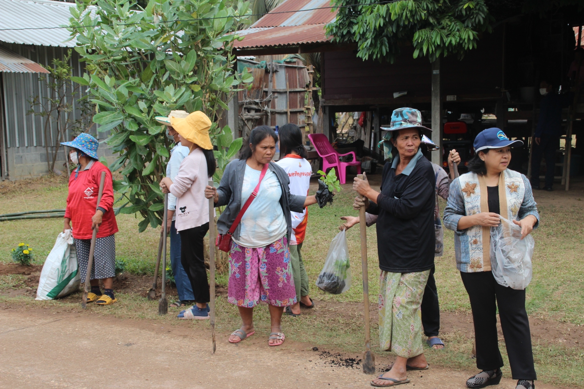 ผู้ตรวจราชการกรม กรมการพัฒนาชุมชน กระทรวงมหาดไทย  : ร่วมจัดกิจกรรม เอามื้อสามัคคี ปรับปรุงภูมิทัศน์บริเวณหมู่บ้าน บ้านหนองแข้ หมู่ที่ 5 ตำบลตองโขบ อำเภอโคกศรีสุพรรณ จังหวัดสกลนคร