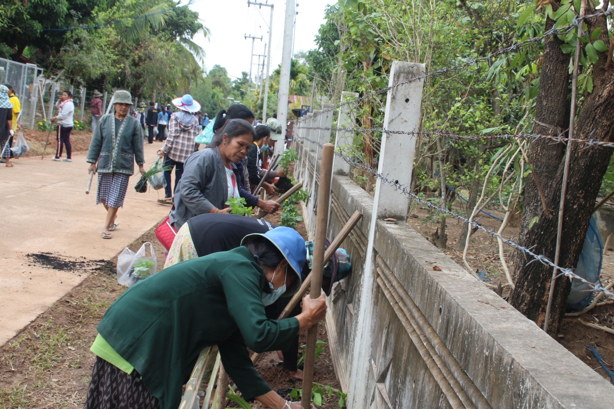 ผู้ตรวจราชการกรม กรมการพัฒนาชุมชน กระทรวงมหาดไทย  : ร่วมจัดกิจกรรม เอามื้อสามัคคี ปรับปรุงภูมิทัศน์บริเวณหมู่บ้าน บ้านหนองแข้ หมู่ที่ 5 ตำบลตองโขบ อำเภอโคกศรีสุพรรณ จังหวัดสกลนคร