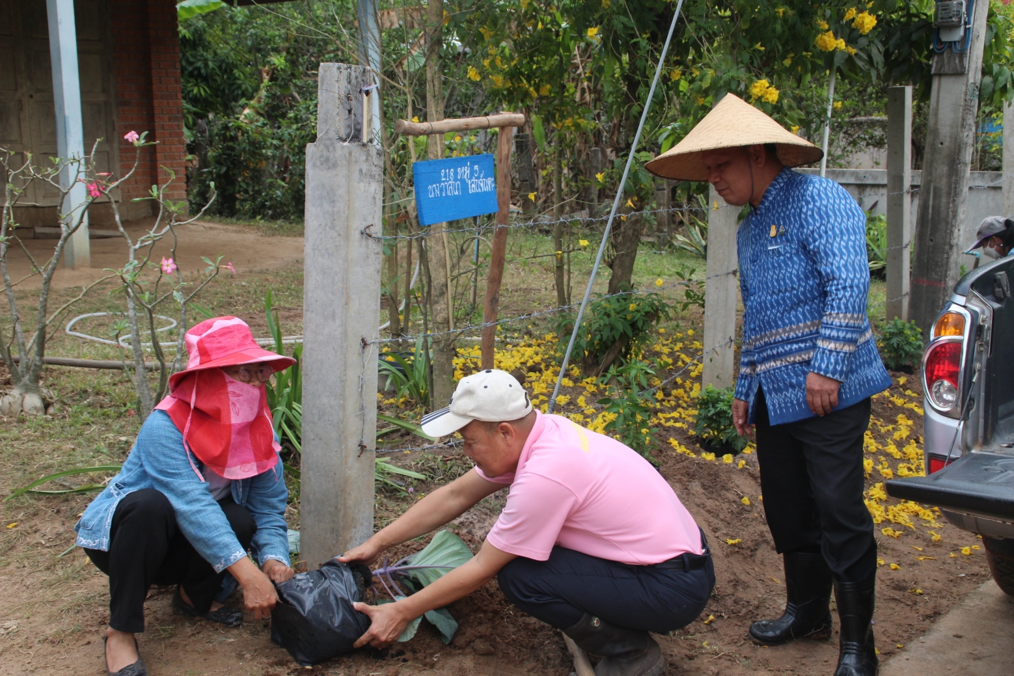 ผู้ตรวจราชการกรม กรมการพัฒนาชุมชน กระทรวงมหาดไทย  : ร่วมจัดกิจกรรม เอามื้อสามัคคี ปรับปรุงภูมิทัศน์บริเวณหมู่บ้าน บ้านหนองแข้ หมู่ที่ 5 ตำบลตองโขบ อำเภอโคกศรีสุพรรณ จังหวัดสกลนคร