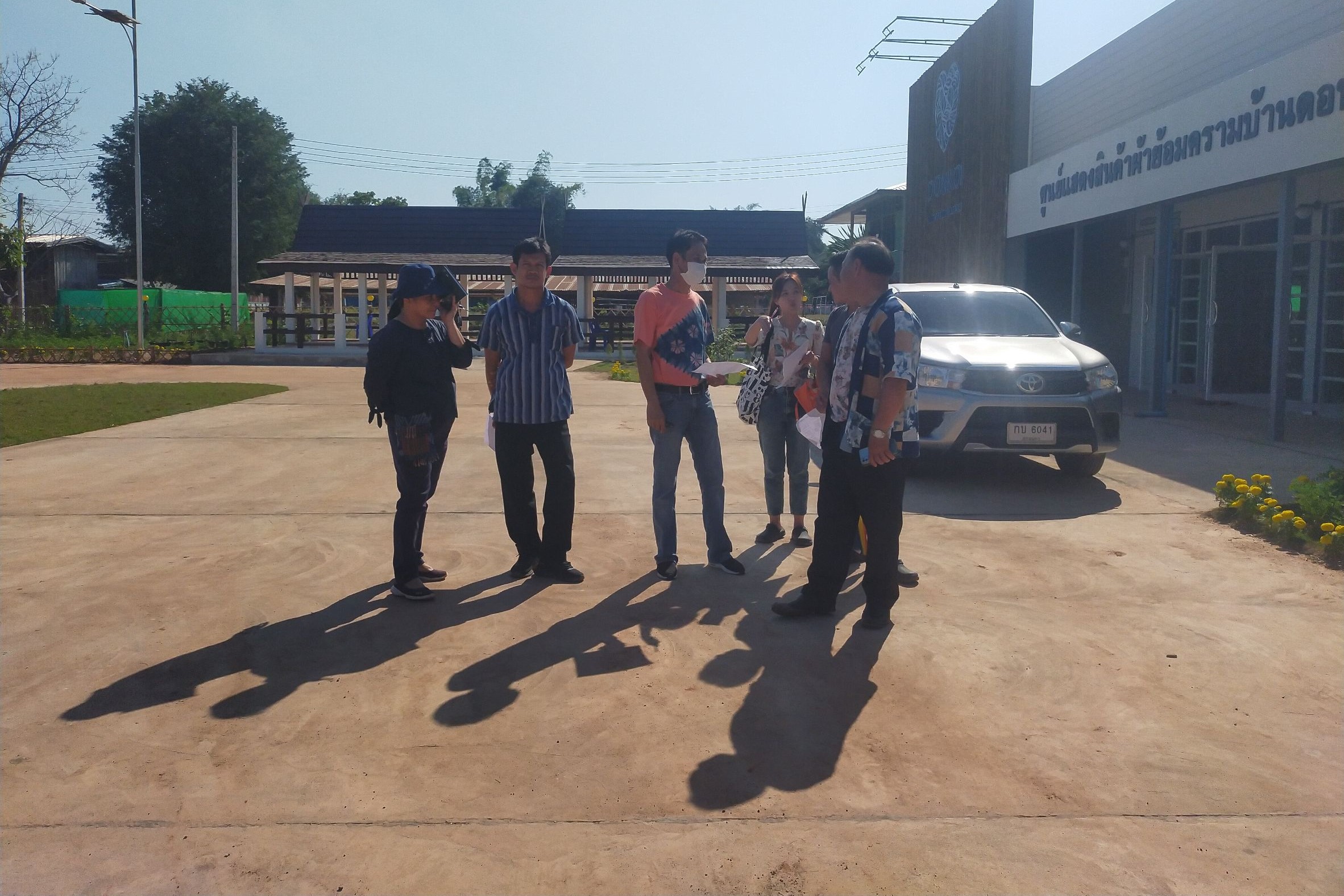 ผู้ตรวจราชการกรม กรมการพัฒนาชุมชน กระทรวงมหาดไทย : ติดตามความก้าวหน้าการพัฒนาพื้นที่ศูนย์เรียนรู้ผ้าย้อมครามบ้านดอนกอย “วิชชาลัยดอนกอย วิถีแห่งการพัฒนาที่ยั่งยืน”