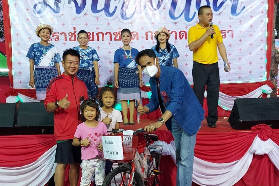 พช.สกลนคร : เชิญชวนประชาชนจังหวัดสกลนคร  ร่วมกิจกรรมลุ้นโชคกับมัจฉากาชาด ในงานกาชาดรวมน้ำใจไทสกล  ประจำปี 2566