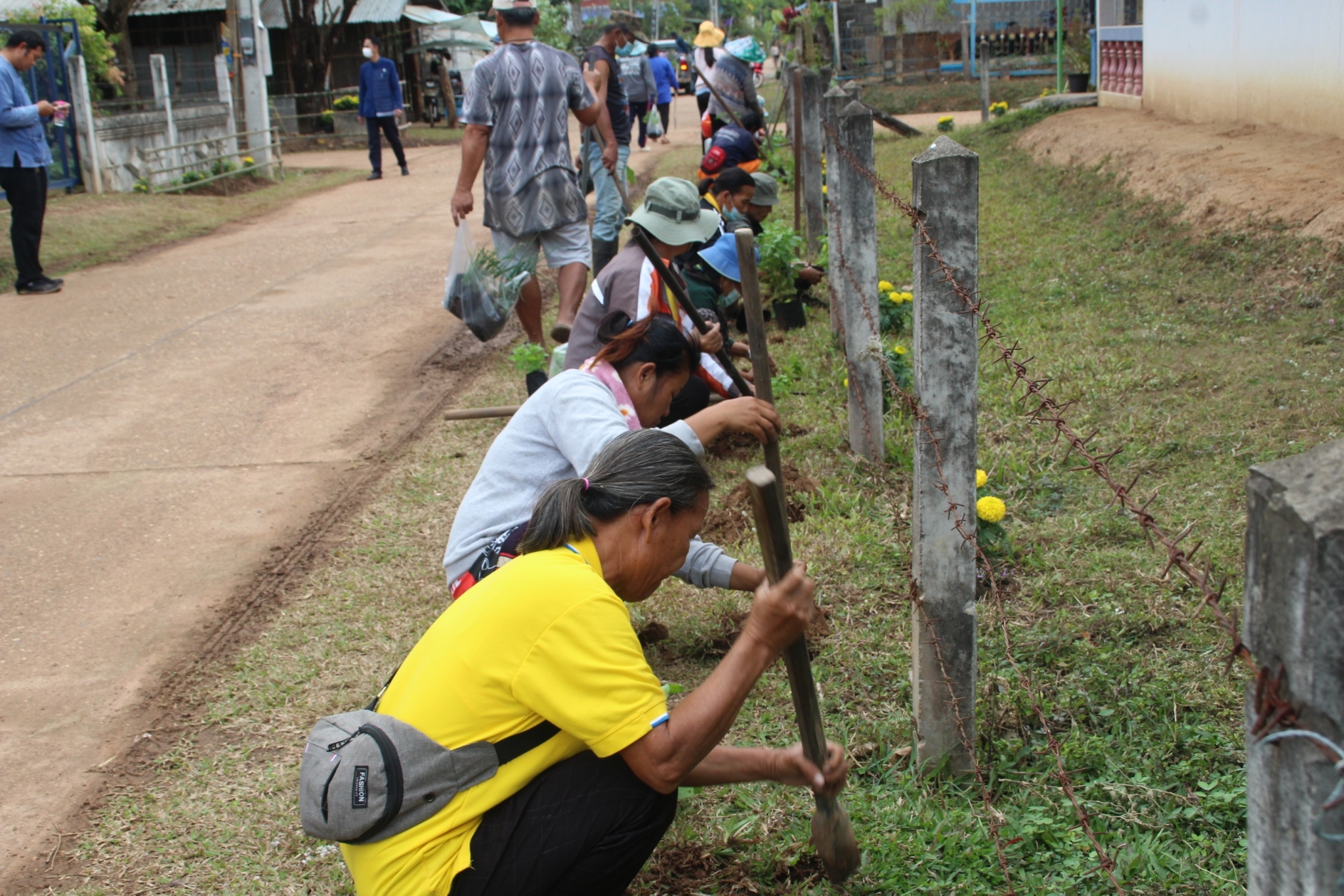 ผู้ตรวจราชการกรม กรมการพัฒนาชุมชน กระทรวงมหาดไทย  : ร่วมจัดกิจกรรม เอามื้อสามัคคี ปรับปรุงภูมิทัศน์บริเวณหมู่บ้าน บ้านหนองแข้ หมู่ที่ 5 ตำบลตองโขบ อำเภอโคกศรีสุพรรณ จังหวัดสกลนคร