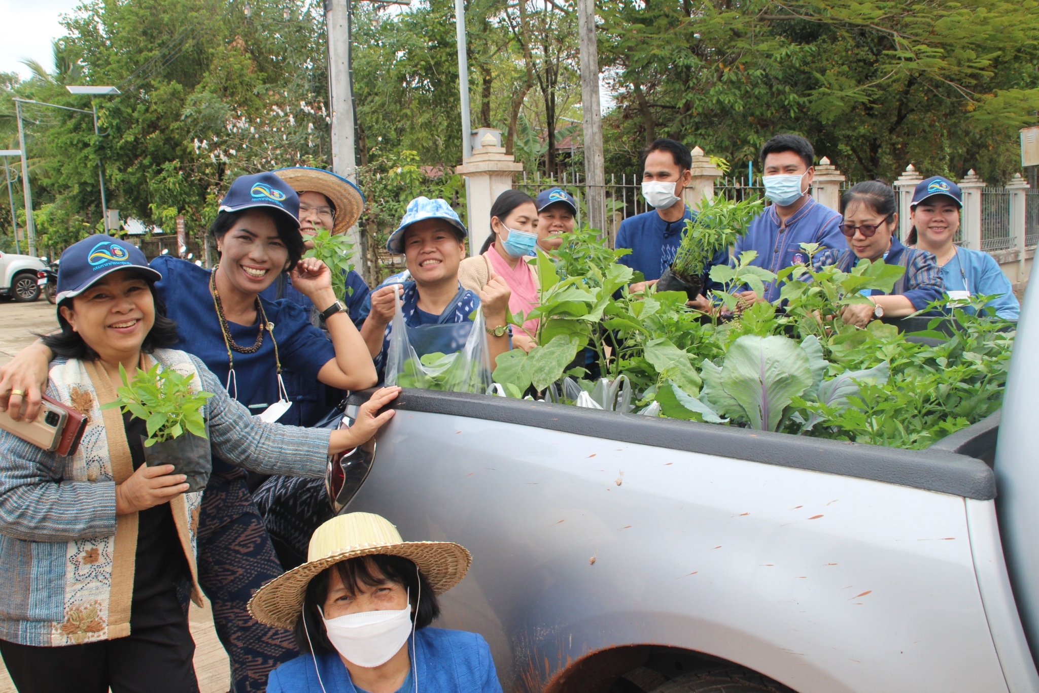 ผู้ตรวจราชการกรม กรมการพัฒนาชุมชน กระทรวงมหาดไทย  : ร่วมจัดกิจกรรม เอามื้อสามัคคี ปรับปรุงภูมิทัศน์บริเวณหมู่บ้าน บ้านหนองแข้ หมู่ที่ 5 ตำบลตองโขบ อำเภอโคกศรีสุพรรณ จังหวัดสกลนคร