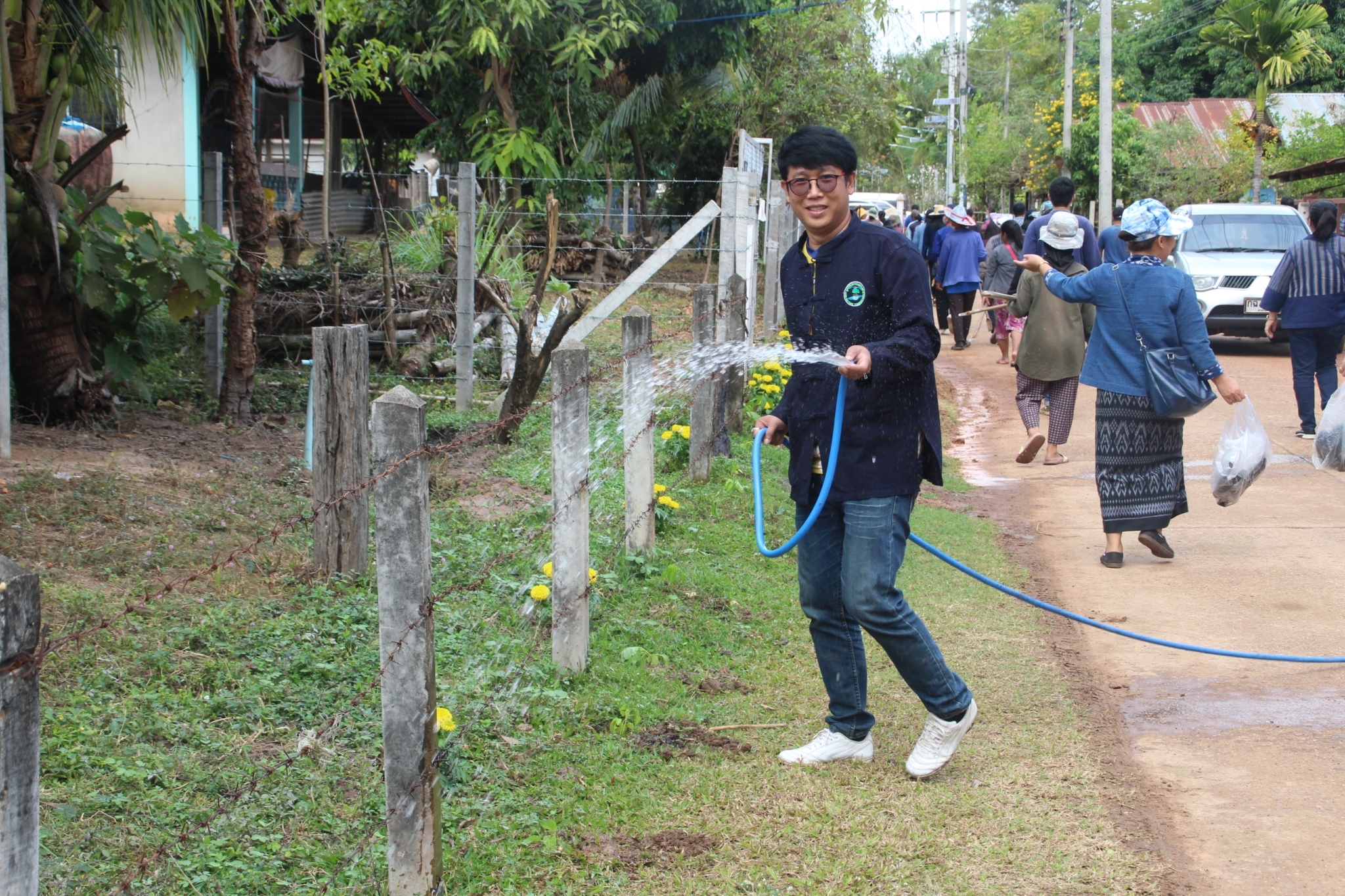 ผู้ตรวจราชการกรม กรมการพัฒนาชุมชน กระทรวงมหาดไทย  : ร่วมจัดกิจกรรม เอามื้อสามัคคี ปรับปรุงภูมิทัศน์บริเวณหมู่บ้าน บ้านหนองแข้ หมู่ที่ 5 ตำบลตองโขบ อำเภอโคกศรีสุพรรณ จังหวัดสกลนคร