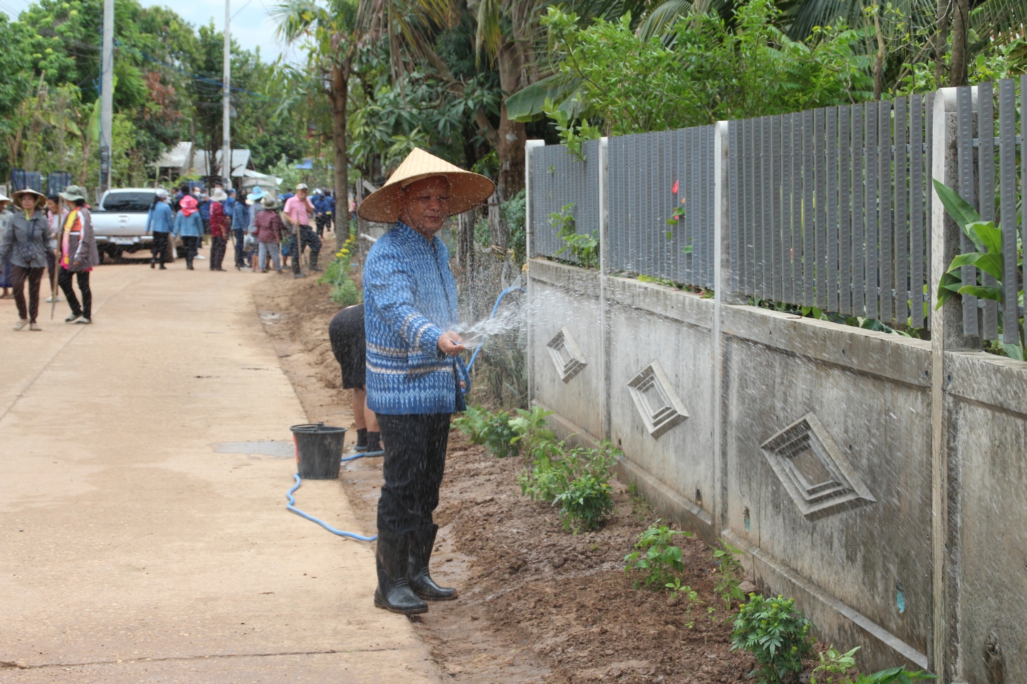 ผู้ตรวจราชการกรม กรมการพัฒนาชุมชน กระทรวงมหาดไทย  : ร่วมจัดกิจกรรม เอามื้อสามัคคี ปรับปรุงภูมิทัศน์บริเวณหมู่บ้าน บ้านหนองแข้ หมู่ที่ 5 ตำบลตองโขบ อำเภอโคกศรีสุพรรณ จังหวัดสกลนคร