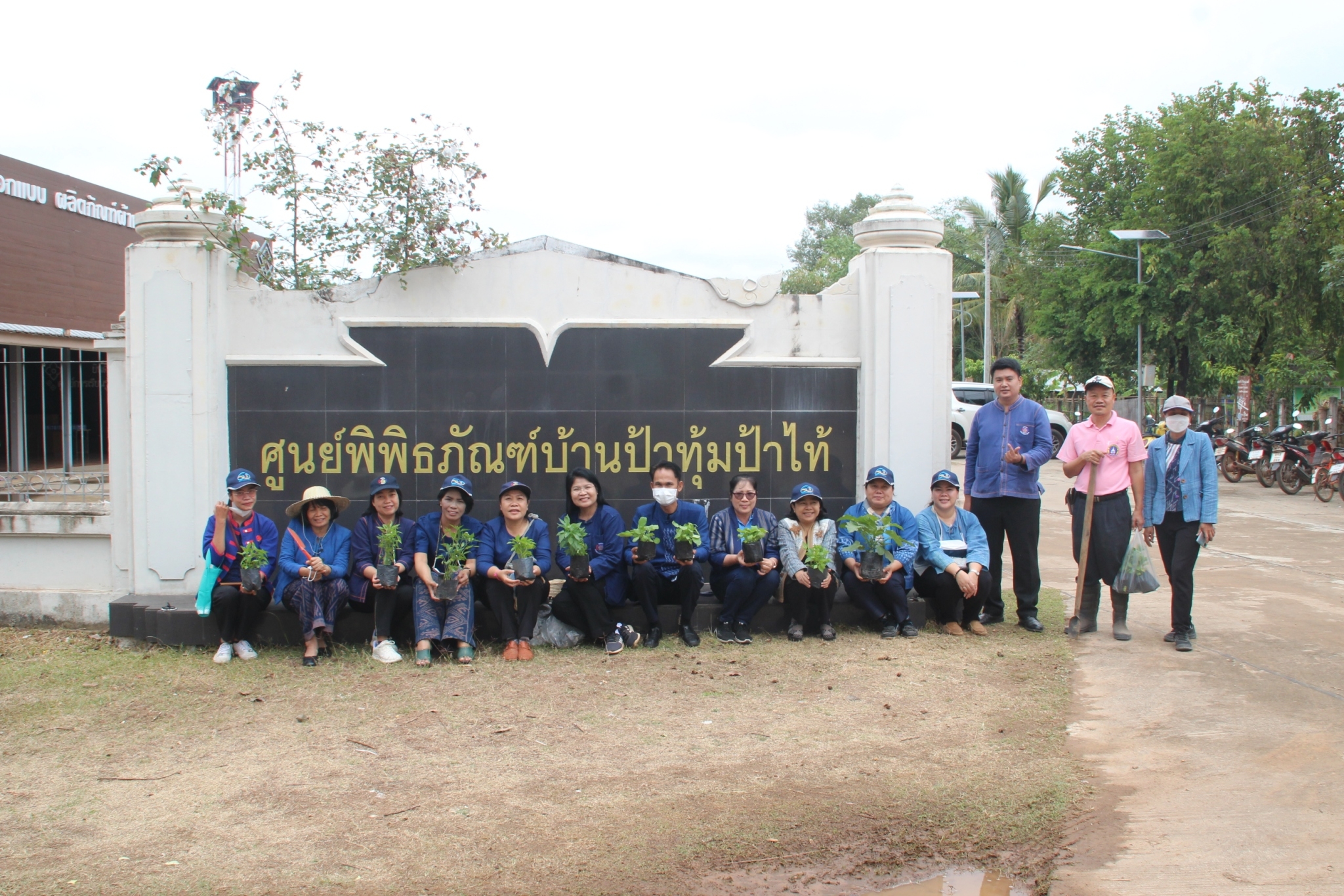 ผู้ตรวจราชการกรม กรมการพัฒนาชุมชน กระทรวงมหาดไทย  : ร่วมจัดกิจกรรม เอามื้อสามัคคี ปรับปรุงภูมิทัศน์บริเวณหมู่บ้าน บ้านหนองแข้ หมู่ที่ 5 ตำบลตองโขบ อำเภอโคกศรีสุพรรณ จังหวัดสกลนคร