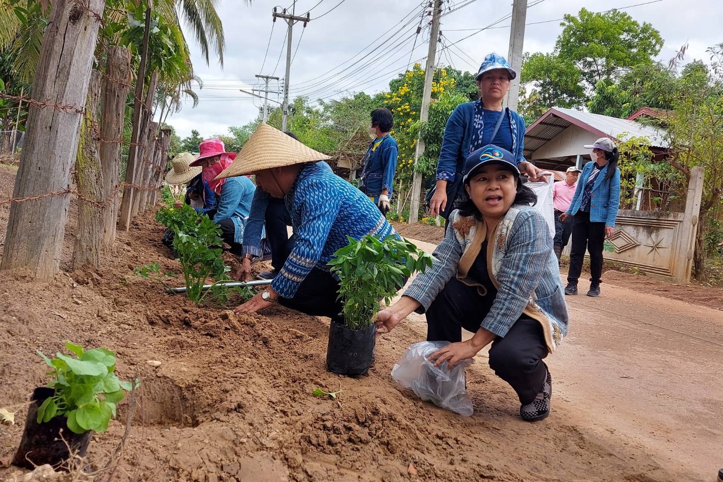 ผู้ตรวจราชการกรม กรมการพัฒนาชุมชน กระทรวงมหาดไทย  : ร่วมจัดกิจกรรม เอามื้อสามัคคี ปรับปรุงภูมิทัศน์บริเวณหมู่บ้าน บ้านหนองแข้ หมู่ที่ 5 ตำบลตองโขบ อำเภอโคกศรีสุพรรณ จังหวัดสกลนคร