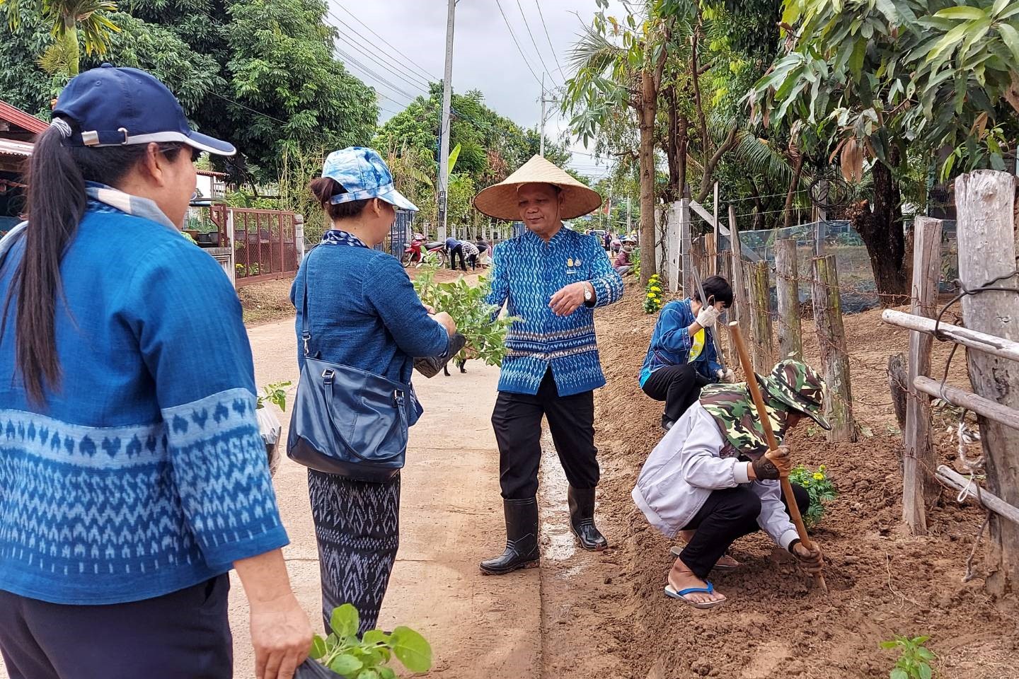 ผู้ตรวจราชการกรม กรมการพัฒนาชุมชน กระทรวงมหาดไทย  : ร่วมจัดกิจกรรม เอามื้อสามัคคี ปรับปรุงภูมิทัศน์บริเวณหมู่บ้าน บ้านหนองแข้ หมู่ที่ 5 ตำบลตองโขบ อำเภอโคกศรีสุพรรณ จังหวัดสกลนคร