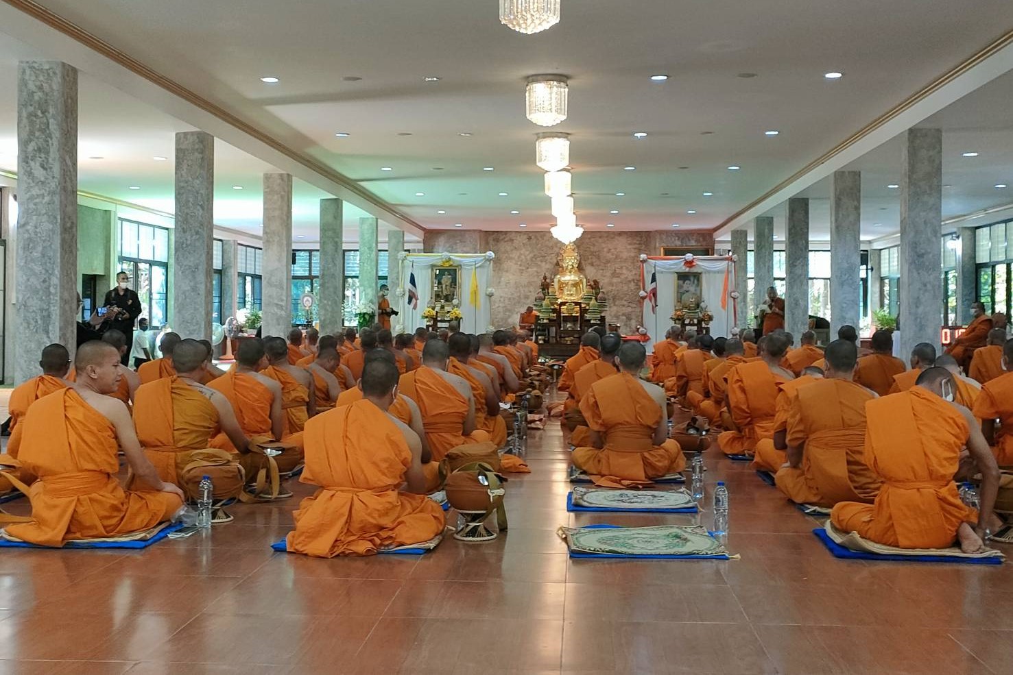 ผู้ตรวจราชการกรม กรมการพัฒนาชุมชน กระทรวงมหาดไทย : ร่วมพิธีทำบุญตักบาตรและถวายภัตตาหารเพล แด่พระนวกะที่บรรพชาอุปสมบท ถวายพระพรชัยมงคลแด่สมเด็จพระเจ้าลูกเธอ เจ้าฟ้าพัชรกิติยาภา นเรนทิราเทพยวดี กรมหลวง ราชสาริณีสิริพัชร มหาวัชรราชธิดา