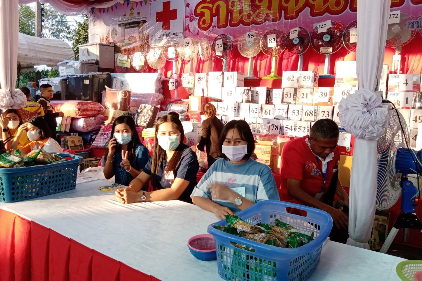 พช.สกลนคร : เชิญชวนประชาชนจังหวัดสกลนคร  ร่วมกิจกรรมลุ้นโชคกับมัจฉากาชาด ในงานกาชาดรวมน้ำใจไทสกล  ประจำปี 2566