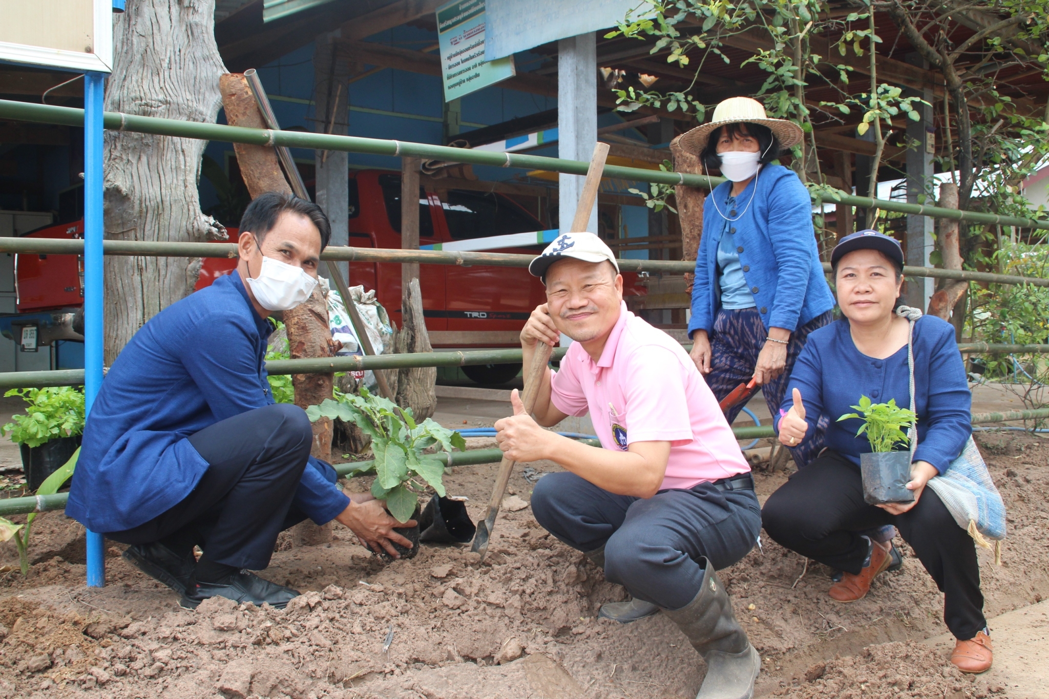 ผู้ตรวจราชการกรม กรมการพัฒนาชุมชน กระทรวงมหาดไทย  : ร่วมจัดกิจกรรม เอามื้อสามัคคี ปรับปรุงภูมิทัศน์บริเวณหมู่บ้าน บ้านหนองแข้ หมู่ที่ 5 ตำบลตองโขบ อำเภอโคกศรีสุพรรณ จังหวัดสกลนคร