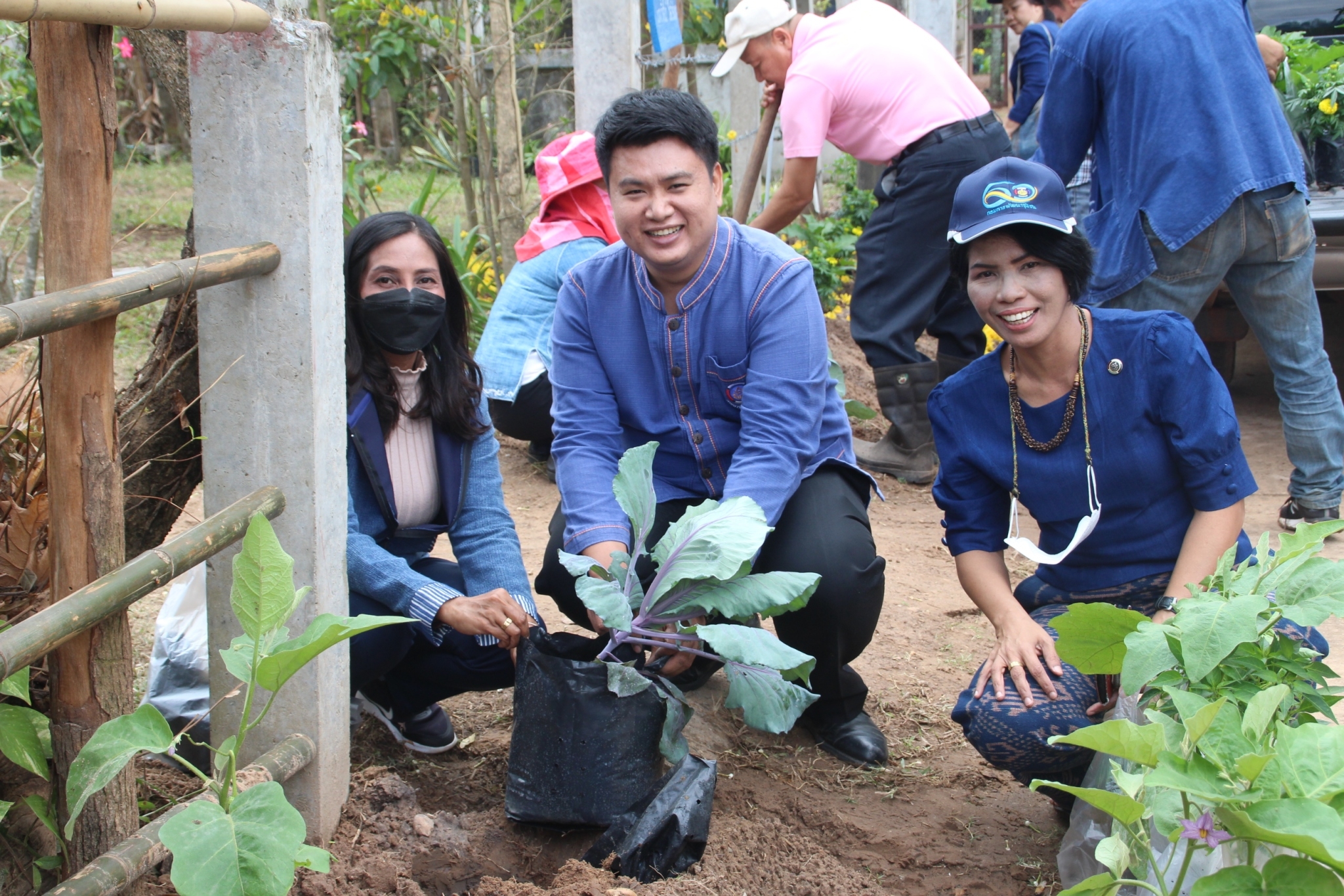 ผู้ตรวจราชการกรม กรมการพัฒนาชุมชน กระทรวงมหาดไทย  : ร่วมจัดกิจกรรม เอามื้อสามัคคี ปรับปรุงภูมิทัศน์บริเวณหมู่บ้าน บ้านหนองแข้ หมู่ที่ 5 ตำบลตองโขบ อำเภอโคกศรีสุพรรณ จังหวัดสกลนคร