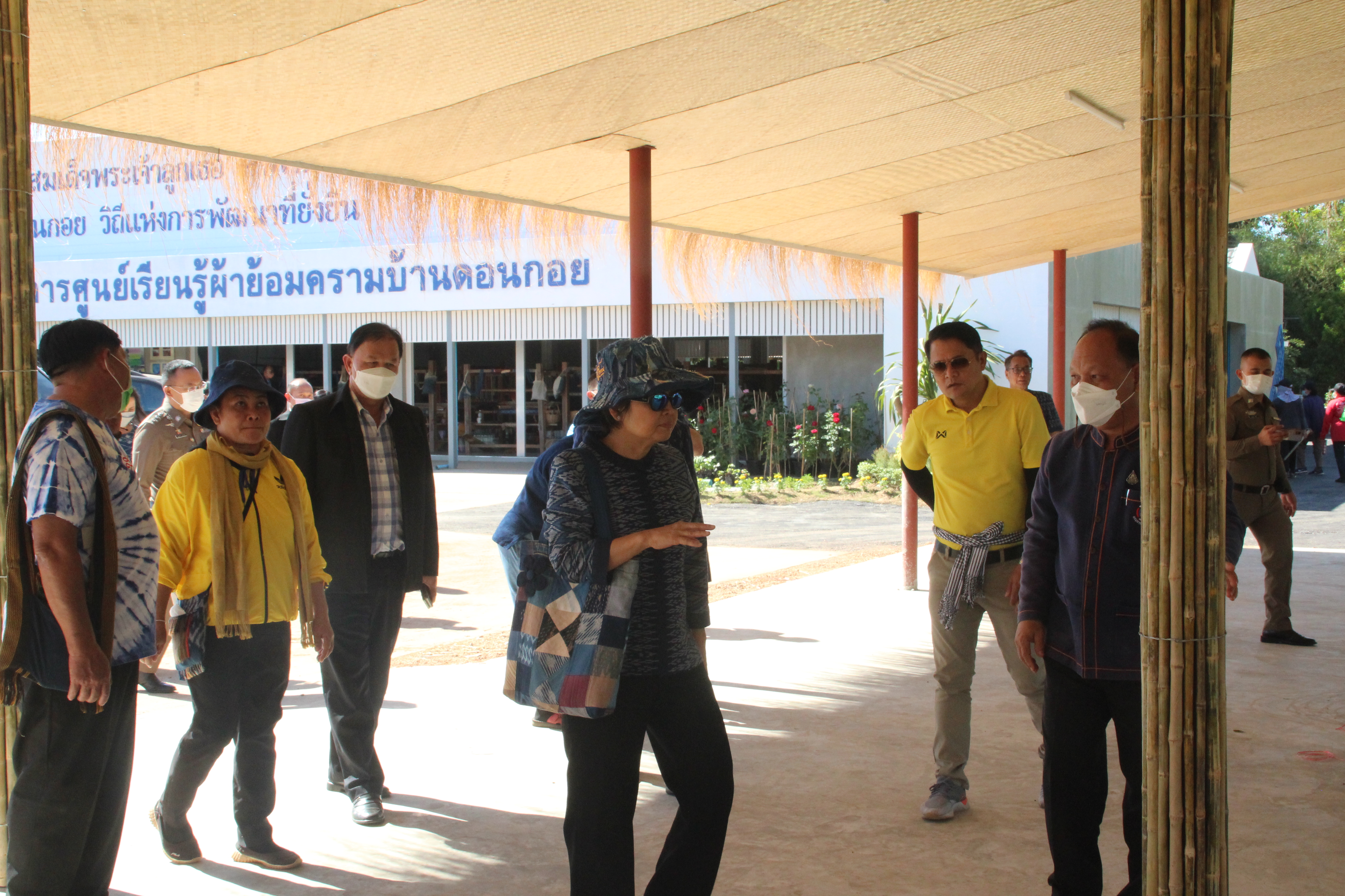 จังหวัดสกลนคร : ประชุมเตรียมความพร้อมรับเสด็จ สมเด็จพระเจ้าลูกเธอ เจ้าฟ้าสิริวัณณวรี นารีรัตนราชกัญญา ในโอกาสเป็นองค์ประธานในพิธีเปิดศูนย์เรียนรู้ผ้าย้อมครามบ้านดอนกอย “วิชชาลัยดอนกอย วิถีแห่งการพัฒนาที่ยั่งยืน”