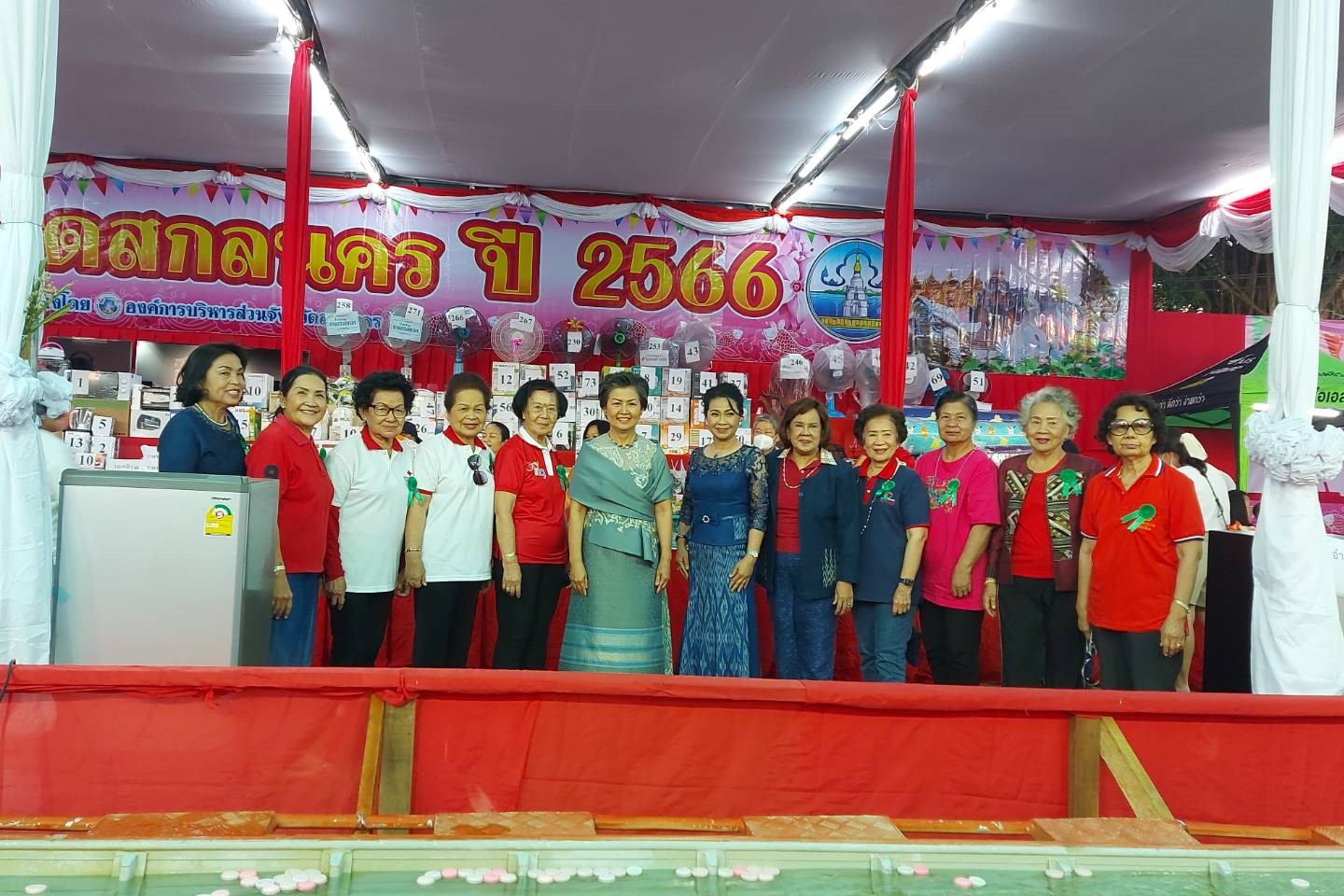 พช.สกลนคร : เชิญชวนประชาชนจังหวัดสกลนคร  ร่วมกิจกรรมลุ้นโชคกับมัจฉากาชาด ในงานกาชาดรวมน้ำใจไทสกล  ประจำปี 2566