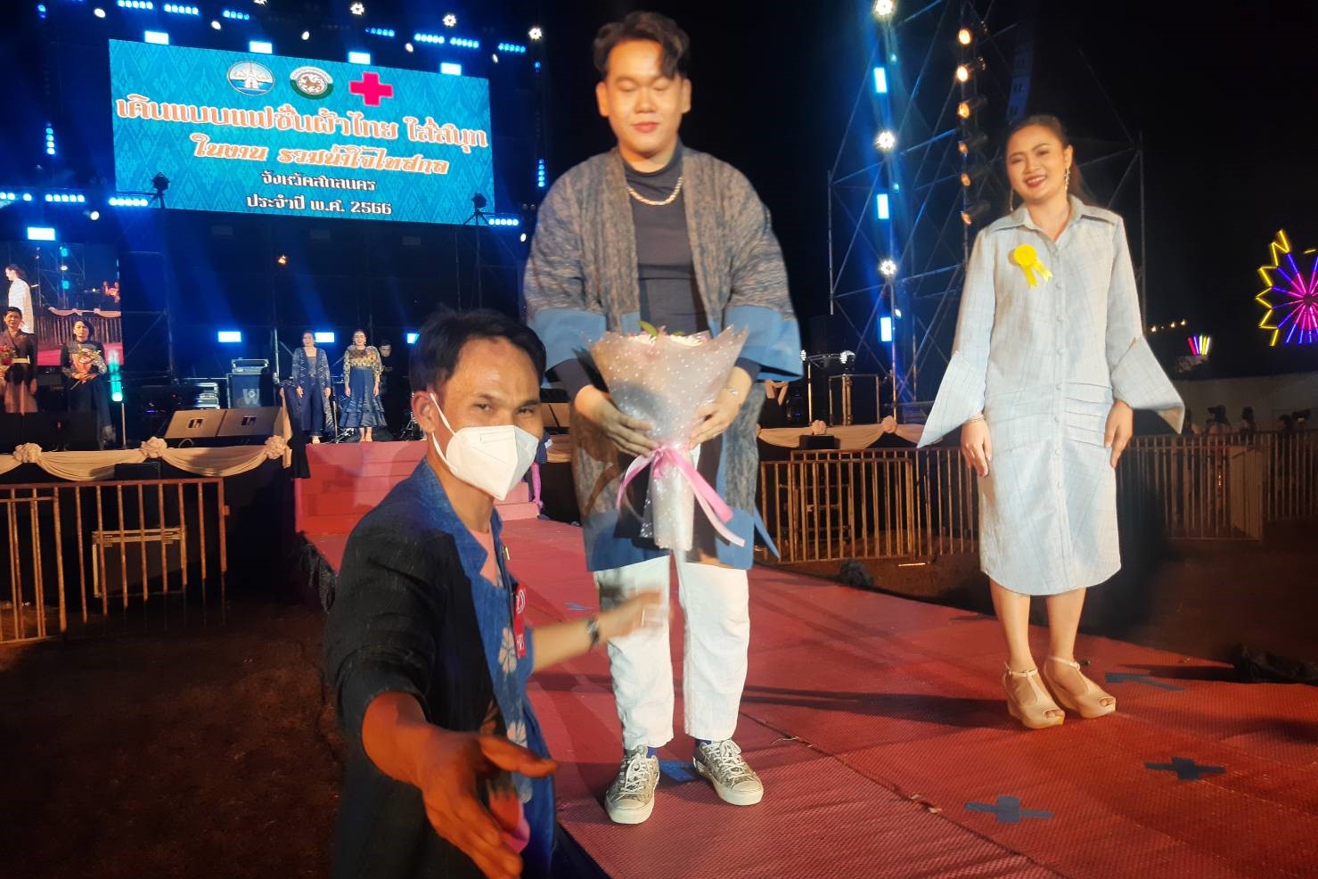 จังหวัดสกลนคร : จัดกิจกรรมเดินแบบผ้าไทย ในงาน “รวมน้ำใจไทสกล จังหวัดสกลนคร” ประจำปี 2566