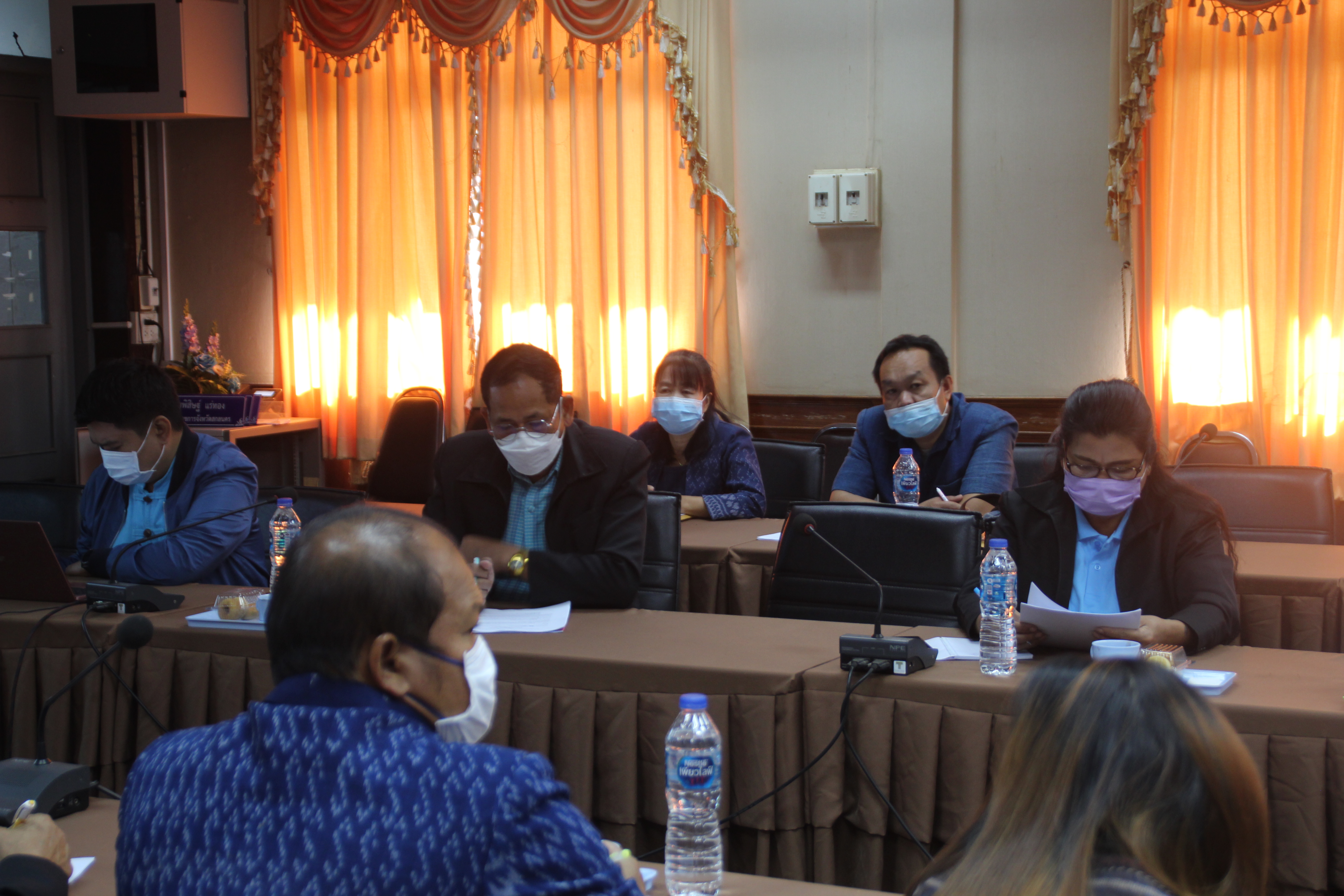จังหวัดสกลนคร : จัดประชุม เจ้าหน้าที่พัฒนาชุมชนและคณะกรรมการเครือข่ายกองทุนแม่ของแผ่นดิน จังหวัดสกลนคร