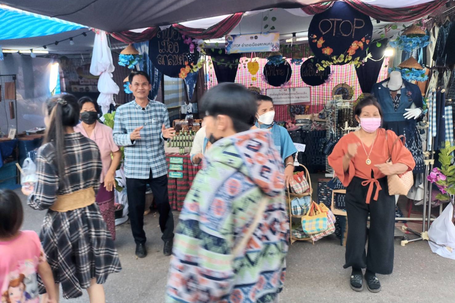 พช.สกลนคร : จัดงานแสดงและจำหน่ายสินค้าหนึ่งตำบล หนึ่งผลิตภัณฑ์ (OTOP) ในงาน รวมน้ำใจไทสกล ประจำปี 2566