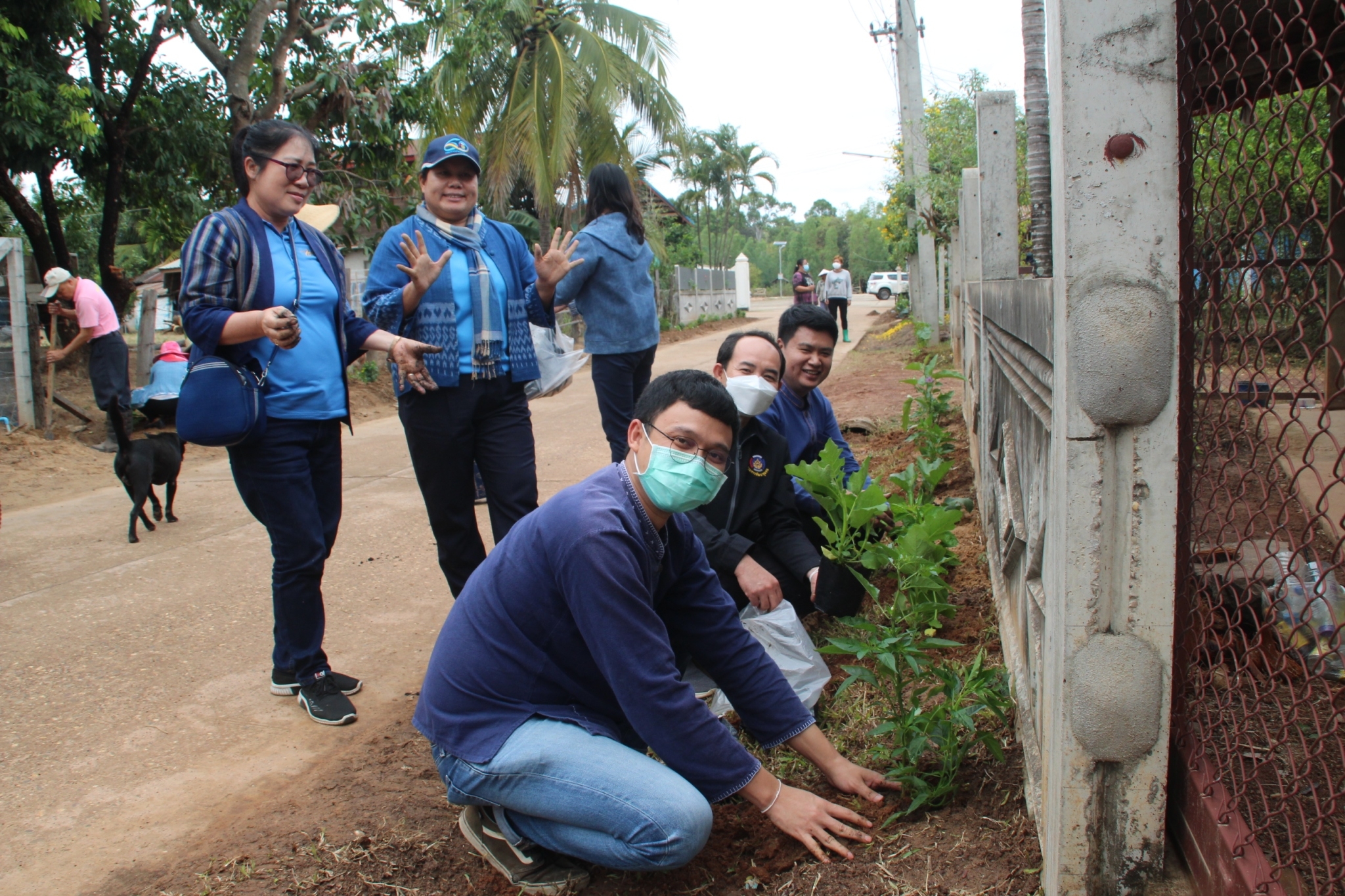 ผู้ตรวจราชการกรม กรมการพัฒนาชุมชน กระทรวงมหาดไทย  : ร่วมจัดกิจกรรม เอามื้อสามัคคี ปรับปรุงภูมิทัศน์บริเวณหมู่บ้าน บ้านหนองแข้ หมู่ที่ 5 ตำบลตองโขบ อำเภอโคกศรีสุพรรณ จังหวัดสกลนคร