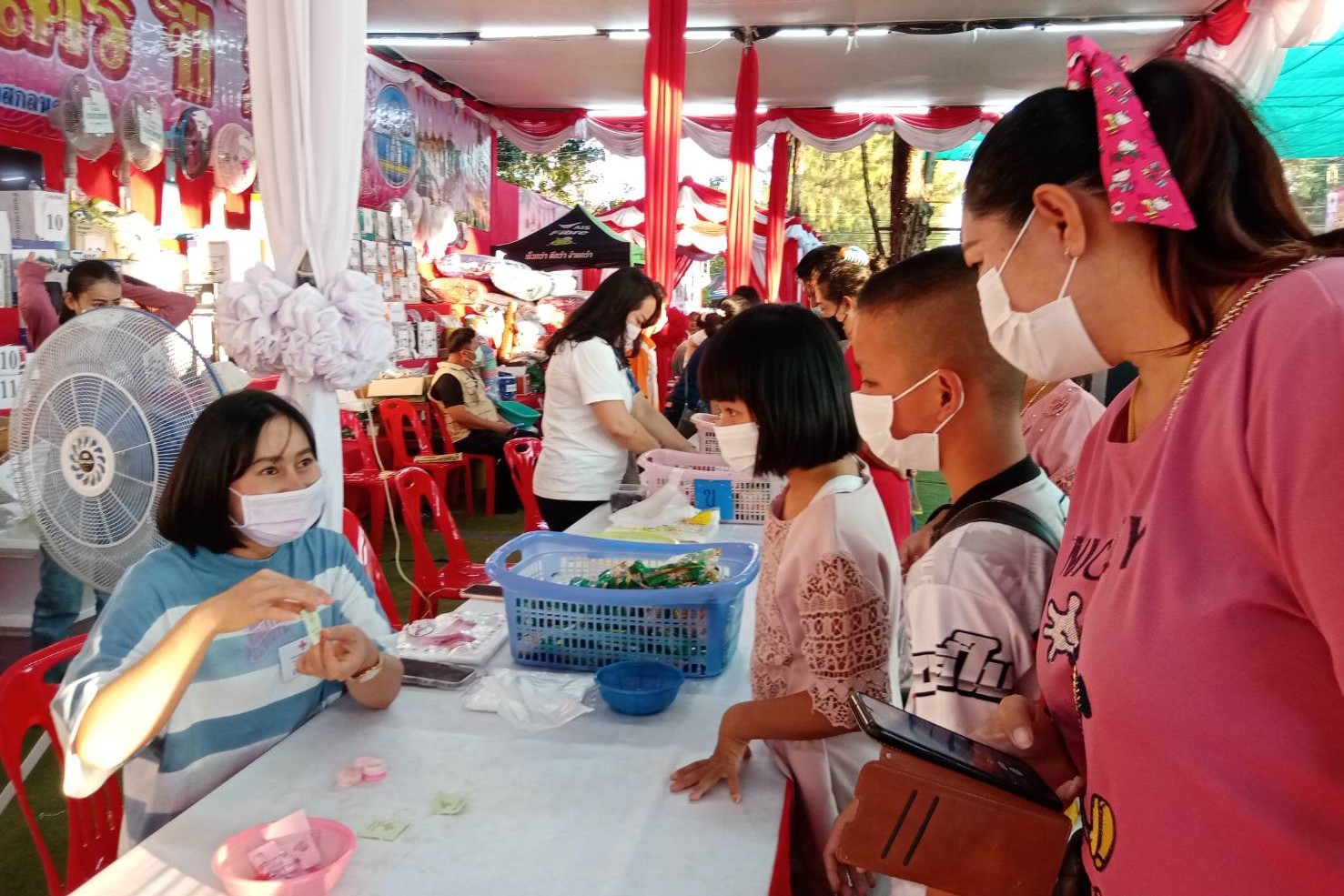 พช.สกลนคร : เชิญชวนประชาชนจังหวัดสกลนคร  ร่วมกิจกรรมลุ้นโชคกับมัจฉากาชาด ในงานกาชาดรวมน้ำใจไทสกล  ประจำปี 2566