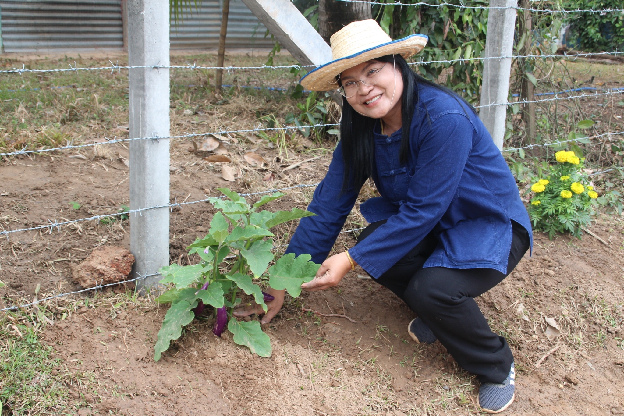 ผู้ตรวจราชการกรม กรมการพัฒนาชุมชน กระทรวงมหาดไทย  : ร่วมจัดกิจกรรม เอามื้อสามัคคี ปรับปรุงภูมิทัศน์บริเวณหมู่บ้าน บ้านหนองแข้ หมู่ที่ 5 ตำบลตองโขบ อำเภอโคกศรีสุพรรณ จังหวัดสกลนคร