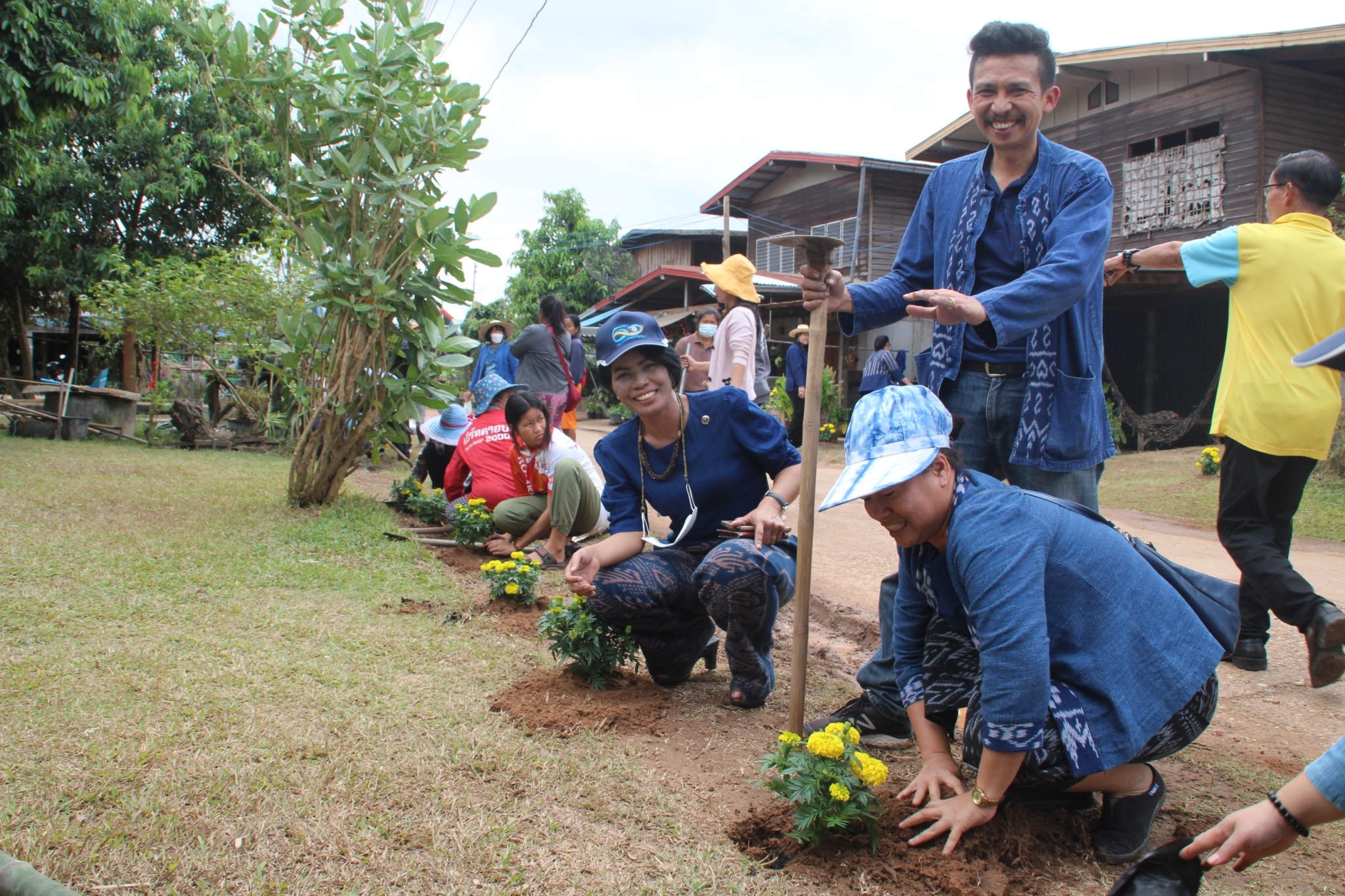 ผู้ตรวจราชการกรม กรมการพัฒนาชุมชน กระทรวงมหาดไทย  : ร่วมจัดกิจกรรม เอามื้อสามัคคี ปรับปรุงภูมิทัศน์บริเวณหมู่บ้าน บ้านหนองแข้ หมู่ที่ 5 ตำบลตองโขบ อำเภอโคกศรีสุพรรณ จังหวัดสกลนคร