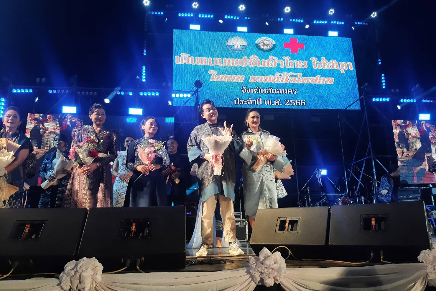 จังหวัดสกลนคร : จัดกิจกรรมเดินแบบผ้าไทย ในงาน “รวมน้ำใจไทสกล จังหวัดสกลนคร” ประจำปี 2566