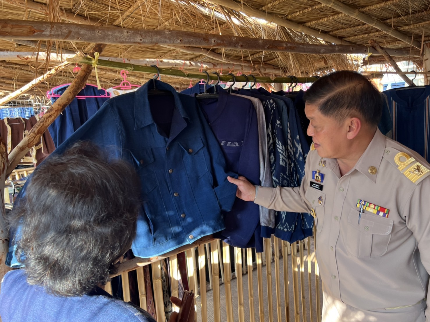 พช.สกลนคร : ขับเคลื่อนงานโครงการส่งเสริมช่องทางการตลาด แก่กลุ่มอาชีพสมาชิกกองทุนพัฒนาบทบาทสตรีจังหวัดสกลนคร ประจำปี 2566
