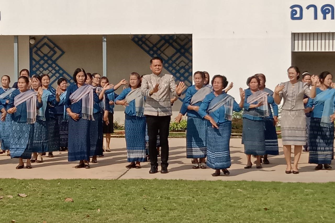 พจ.สกลนคร : บรรยายพิเศษ โครงการสานพลังสตรีตำบลเทิดไท้พระมารดาแห่งผ้าไทย อำเภอพรรณานิคม จังหวัดสกลนคร