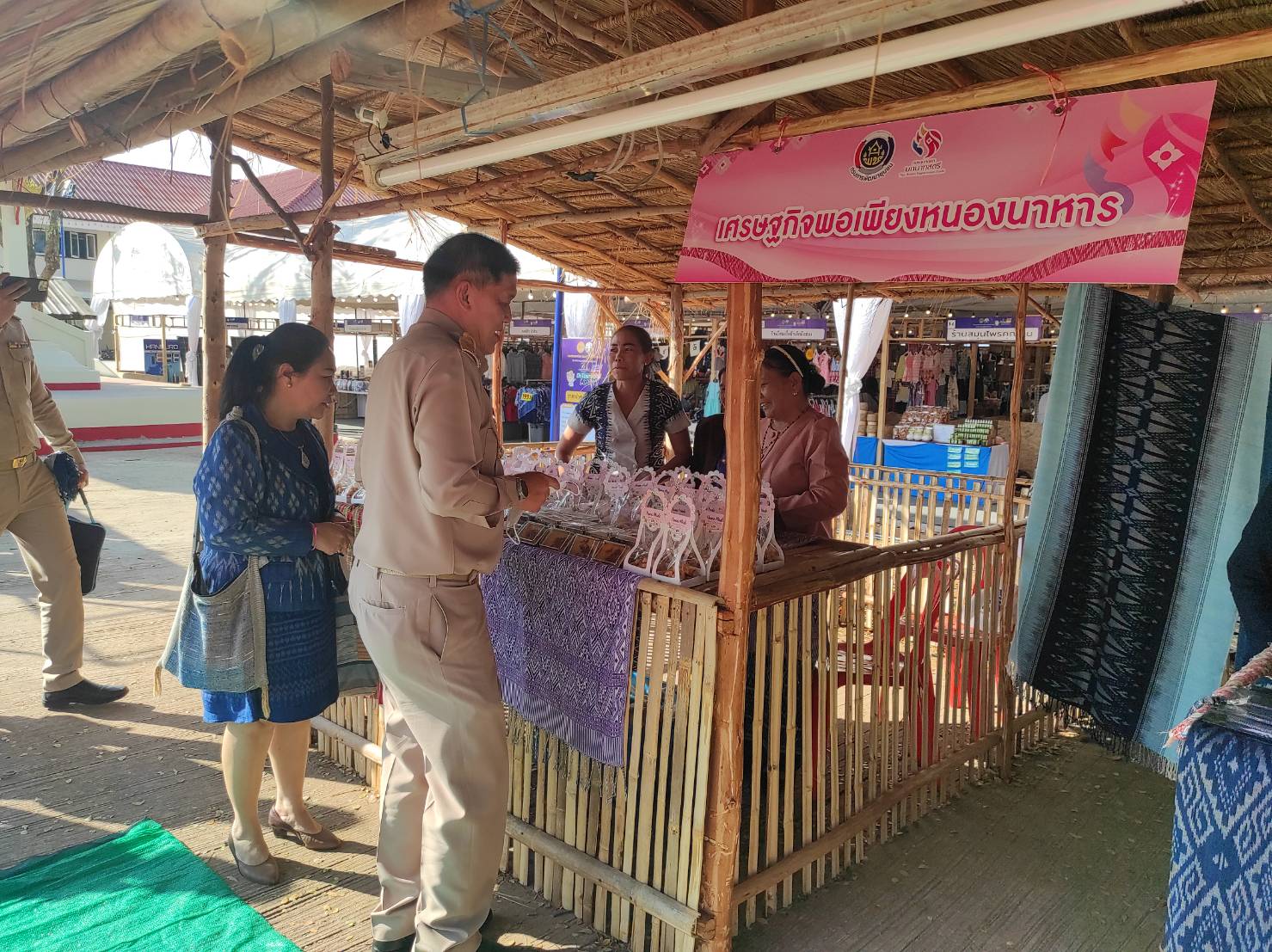 พช.สกลนคร : ขับเคลื่อนงานโครงการส่งเสริมช่องทางการตลาด แก่กลุ่มอาชีพสมาชิกกองทุนพัฒนาบทบาทสตรีจังหวัดสกลนคร ประจำปี 2566