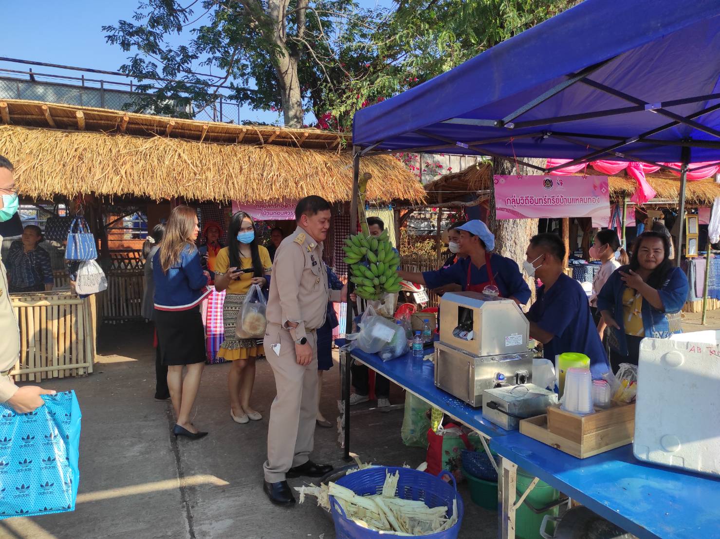 พช.สกลนคร : ขับเคลื่อนงานโครงการส่งเสริมช่องทางการตลาด แก่กลุ่มอาชีพสมาชิกกองทุนพัฒนาบทบาทสตรีจังหวัดสกลนคร ประจำปี 2566