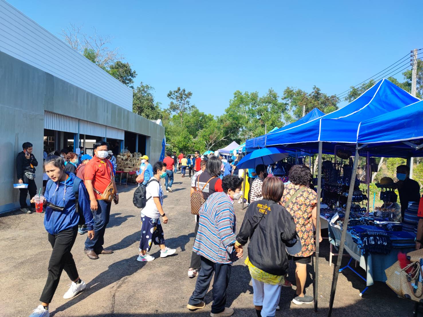 วิชชาลัย ดอนกอย : ต้อนรับคณะศึกษาดูงานกระบวนการเรียนรู้การทำผ้าย้อมครามและเทคนิคการย้อมผ้าด้วยสีธรรมชาติ