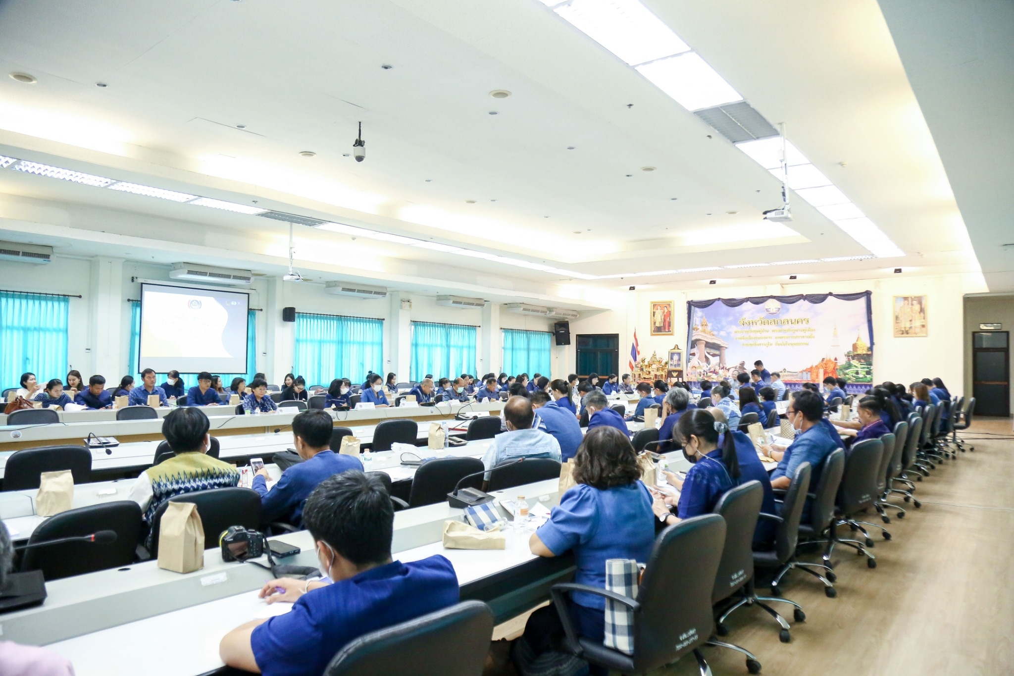 สำนักงานพัฒนาชุมชนจังหวัดสกลนคร : มอบนโยบายการดำเนินงานตามมาตรการปรับปรุงประสิทธิภาพในการปฏิบัติราชการ ประจำปีงบประมาณ พ.ศ. 2566 ของกรมการพัฒนาชุมชน แก่เจ้าหน้าที่พัฒนาชุมชน