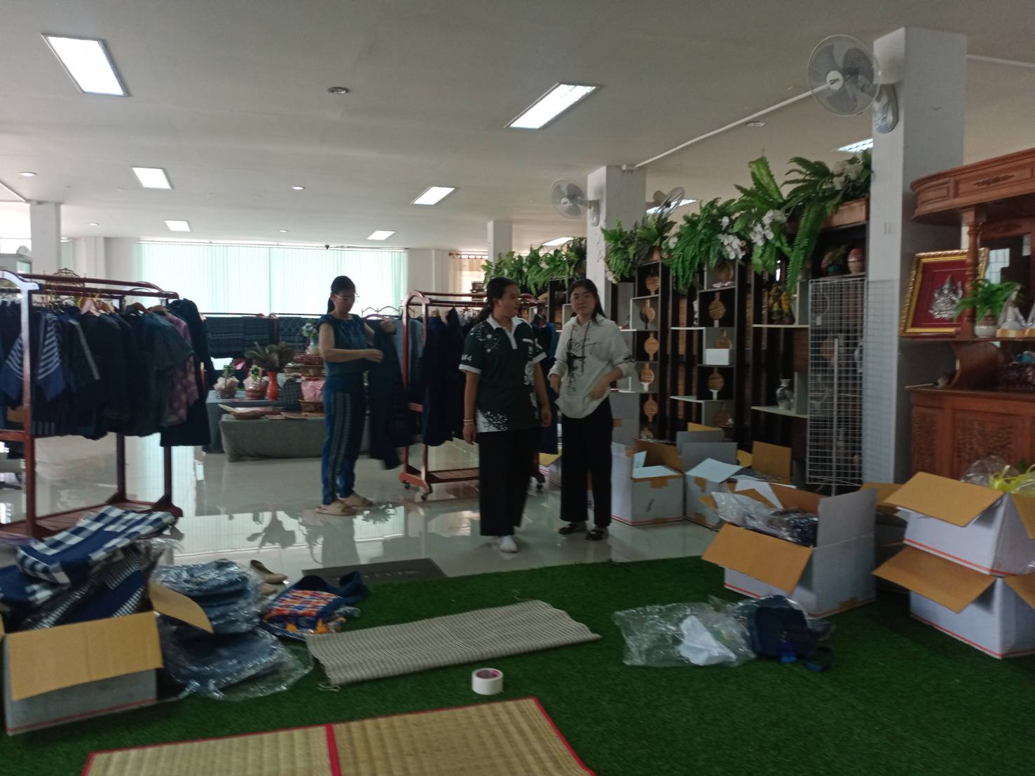 พช.สกลนคร : ขับเคลื่อนเดินหน้าพัฒนาศูนย์ OTOP จังหวัดสกลนคร