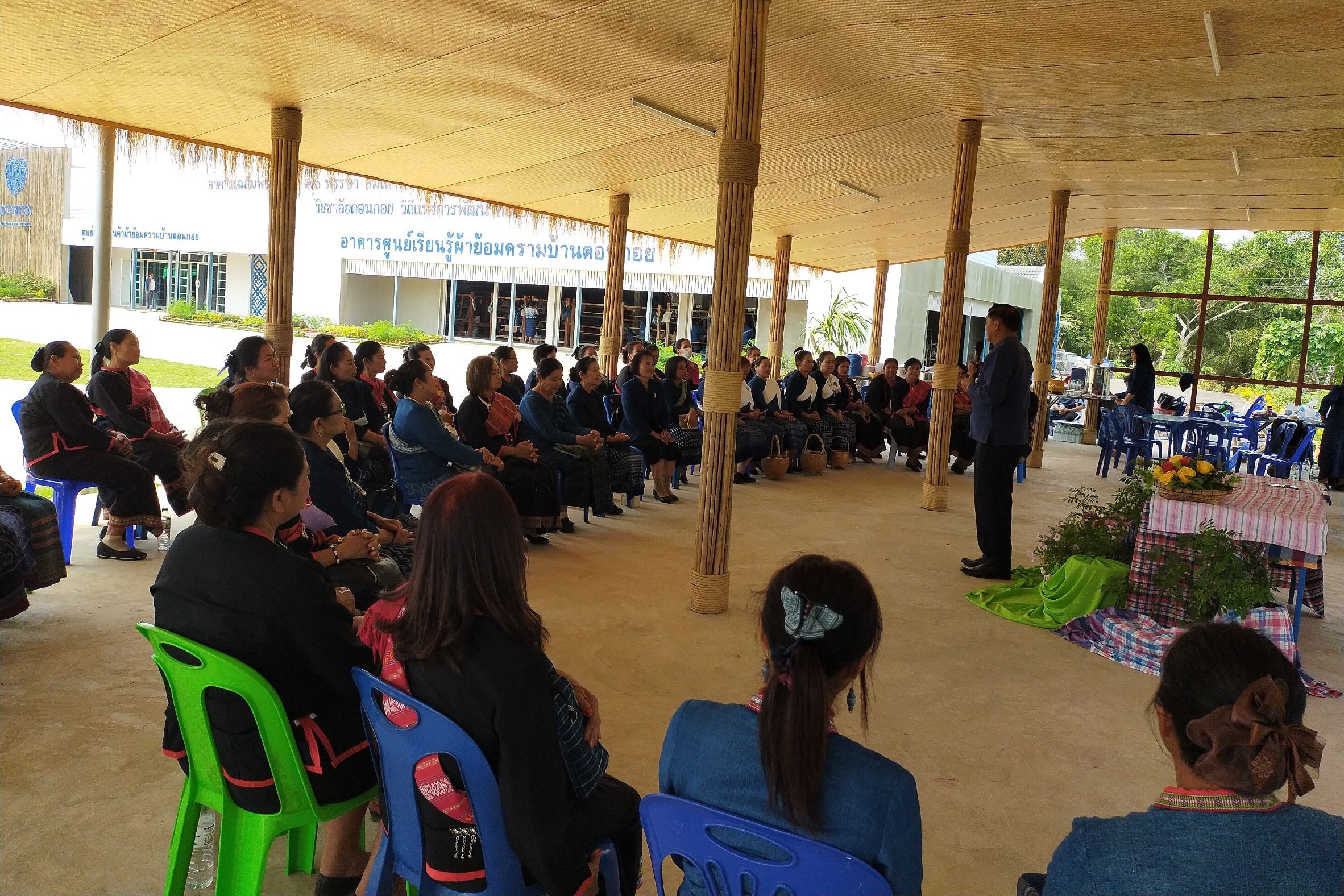 พจ.สกลนคร : บรรยายพิเศษ โครงการสานพลังสตรีตำบลเทิดไท้พระมารดาแห่งผ้าไทย อำเภอพรรณานิคม จังหวัดสกลนคร